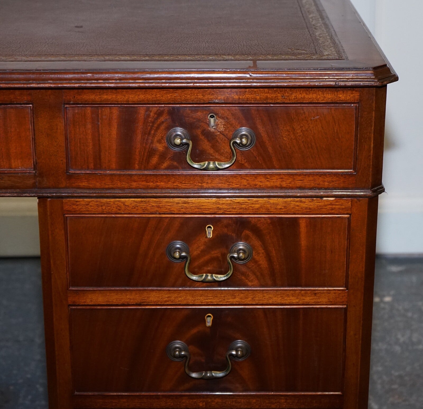 RARE GLOBE WERNICKE BURGUNDY EMBOSSED LEATHER TOP TWIN PEDESTAL DESK