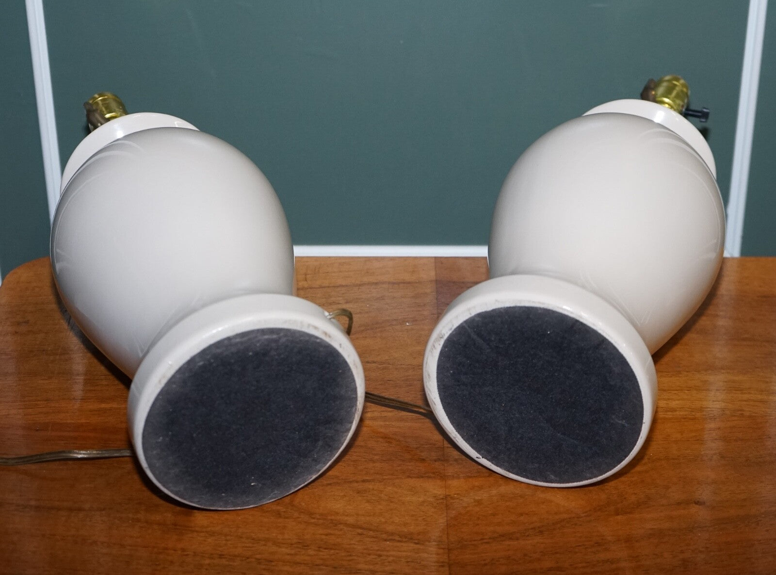 CIRCA 1970s VINTAGE CREAM COLOURED PORCELAIN PAIR OF LAMPS