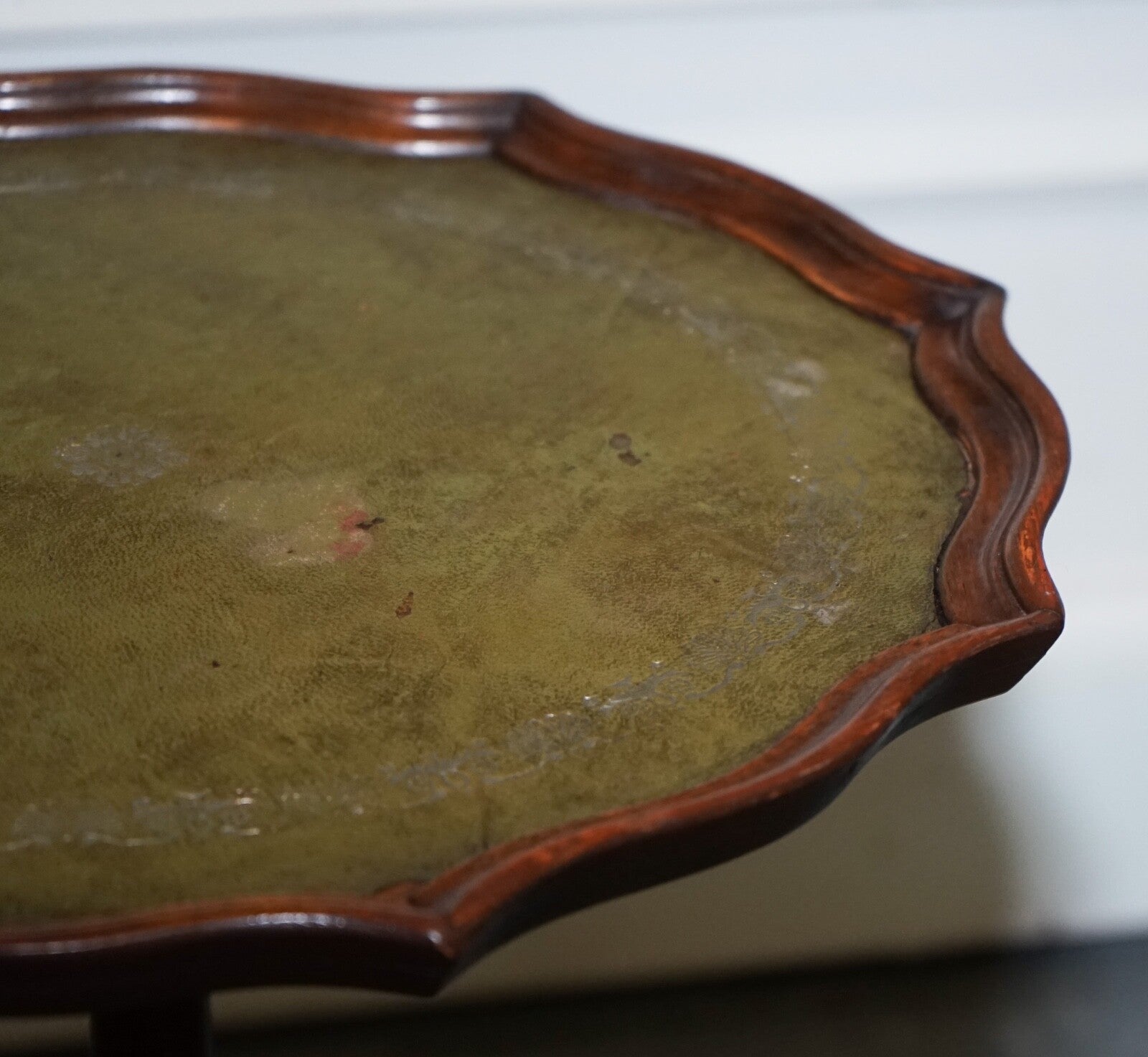 LOVELY VINTAGE GREEN LEATHER TOP PLANT WINE SIDE STAND ON TRIPOD FEET