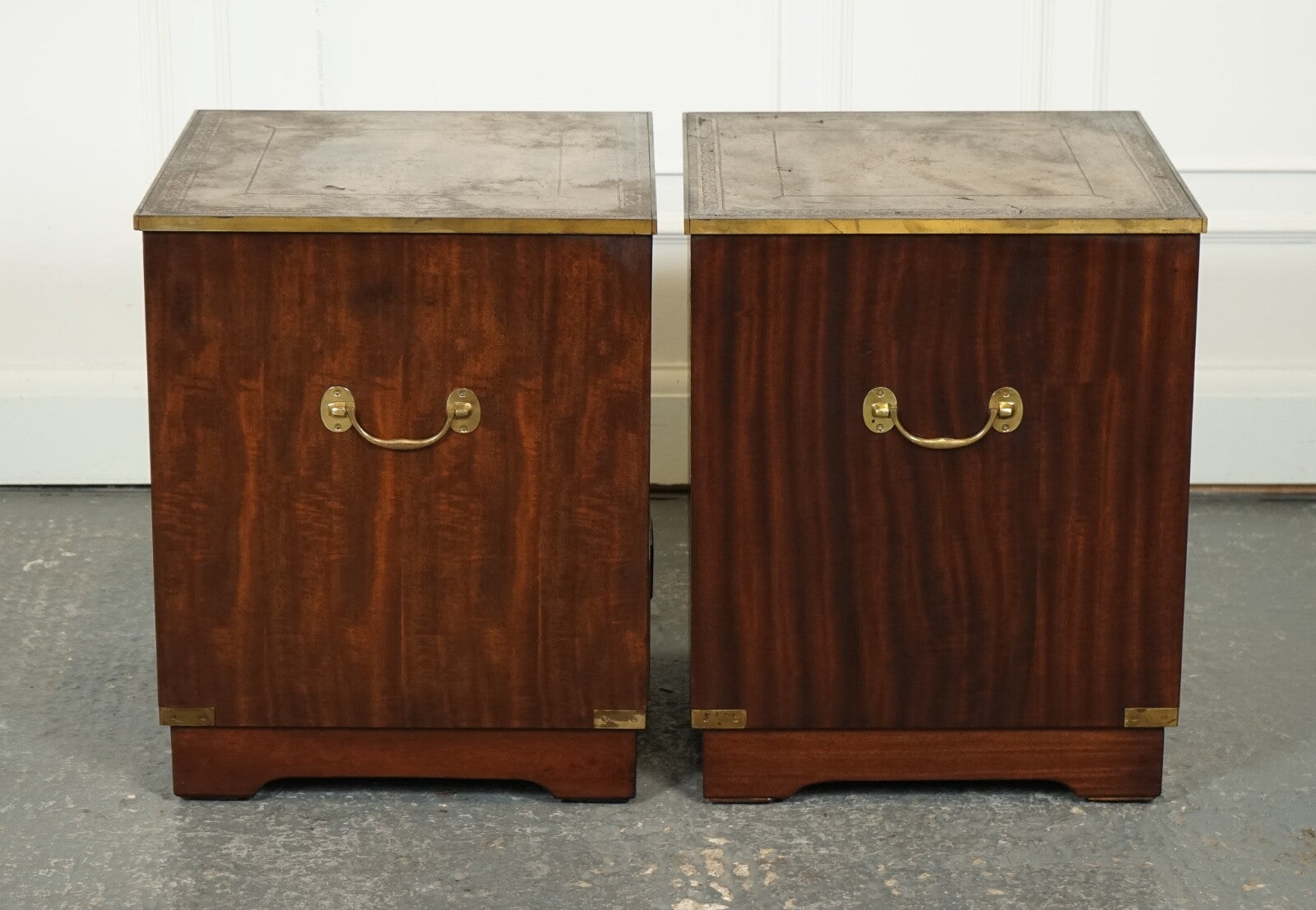 VINTAGE PAIR OF MILITARY CAMPAIGN BEDSIDE TABLES NIGHTSTANDS BROWN LEATHER TOPJ1