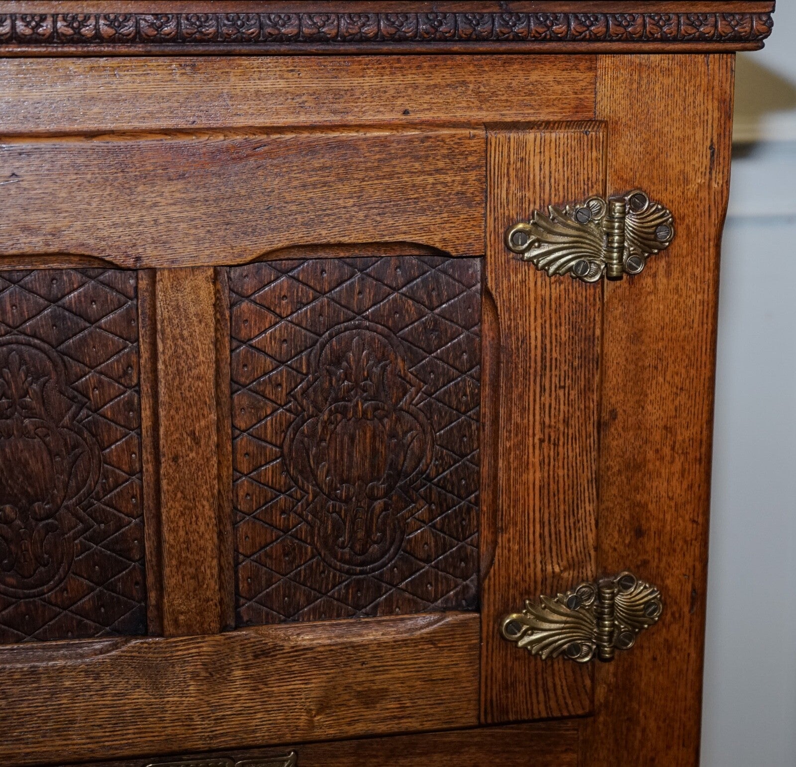 CIRCA 1900'S LARGE NORTH AMERICAN ALASKA MUSKEGON OAK LARDER ICE BOX COLLECTABLE