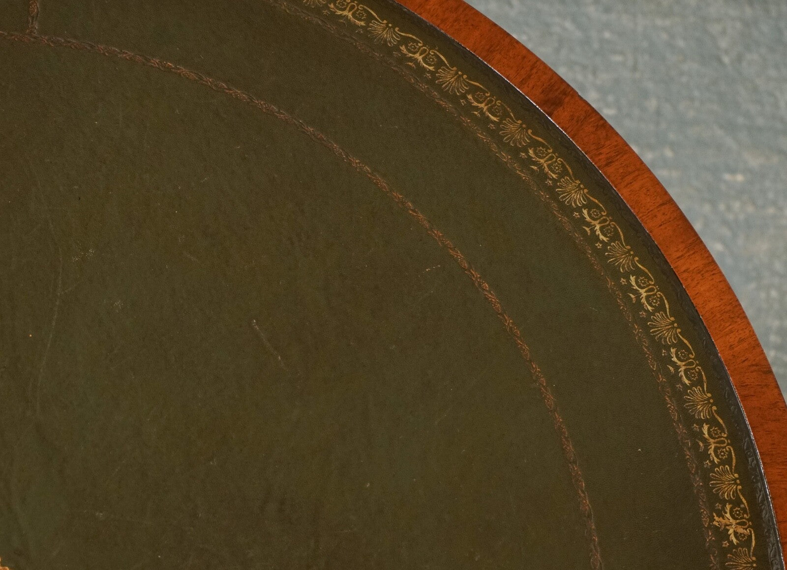 FINE RESTORED REGENCY STYLE DRUM TOP LIBRARY TABLE WITH AGED GREEN LEATHER TOP