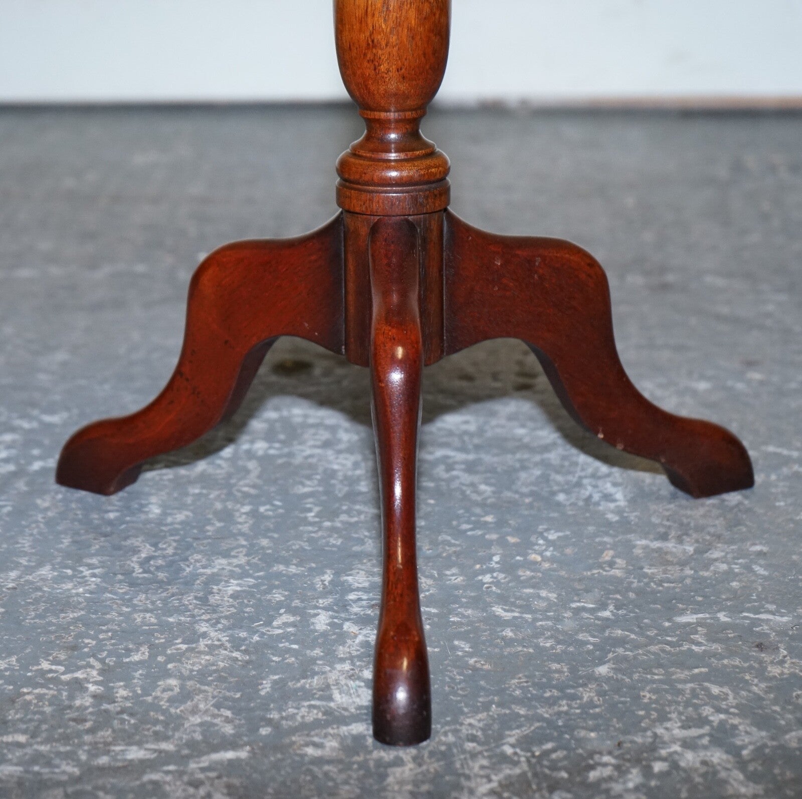 LOVELY VINTAGE WALNUT PIE CRUST LAMP WINE OCCASIONAL TABLE BY CHARLES BARR