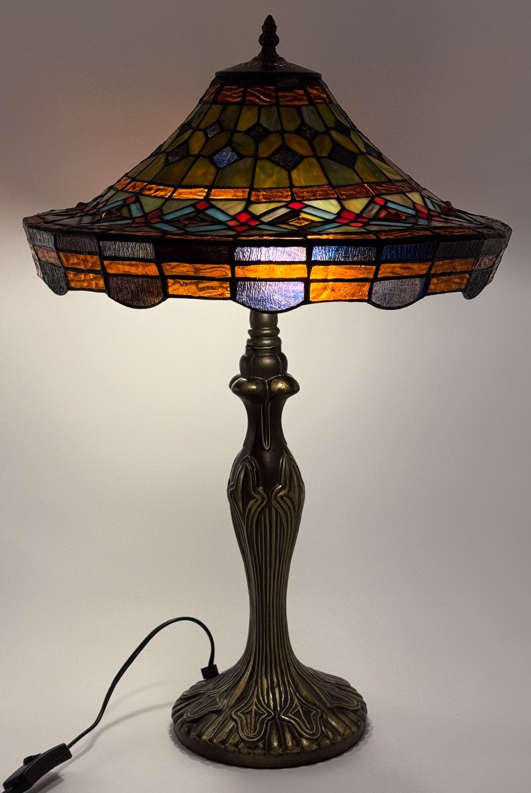 BEAUTIFUL VINTAGE TIFFANY STYLE STAINED GLASS GEOMETRY LAMP