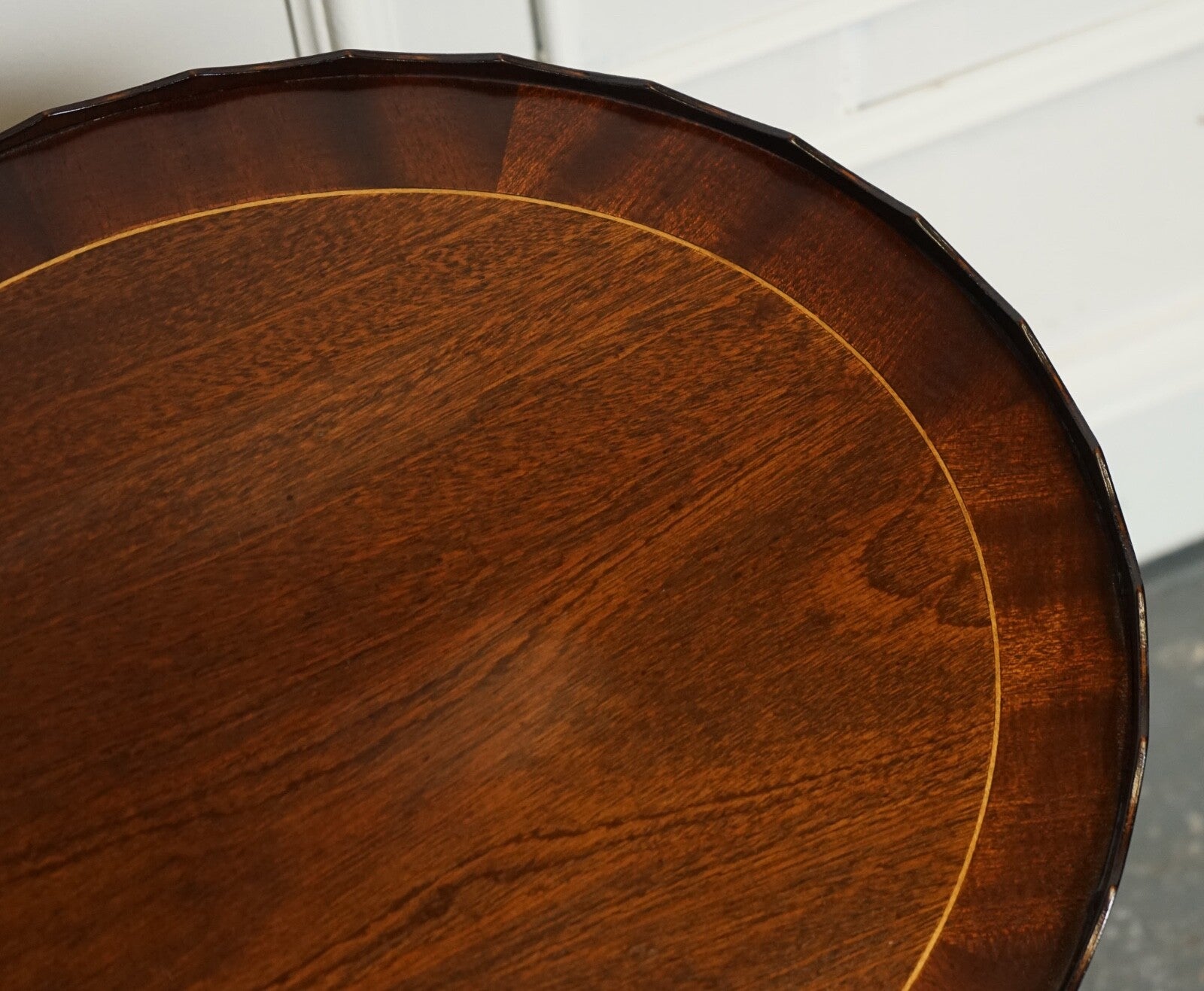 FLAMED HARDWOOD OVAL PIE CRUST SIDE END LAMP TABLE J1