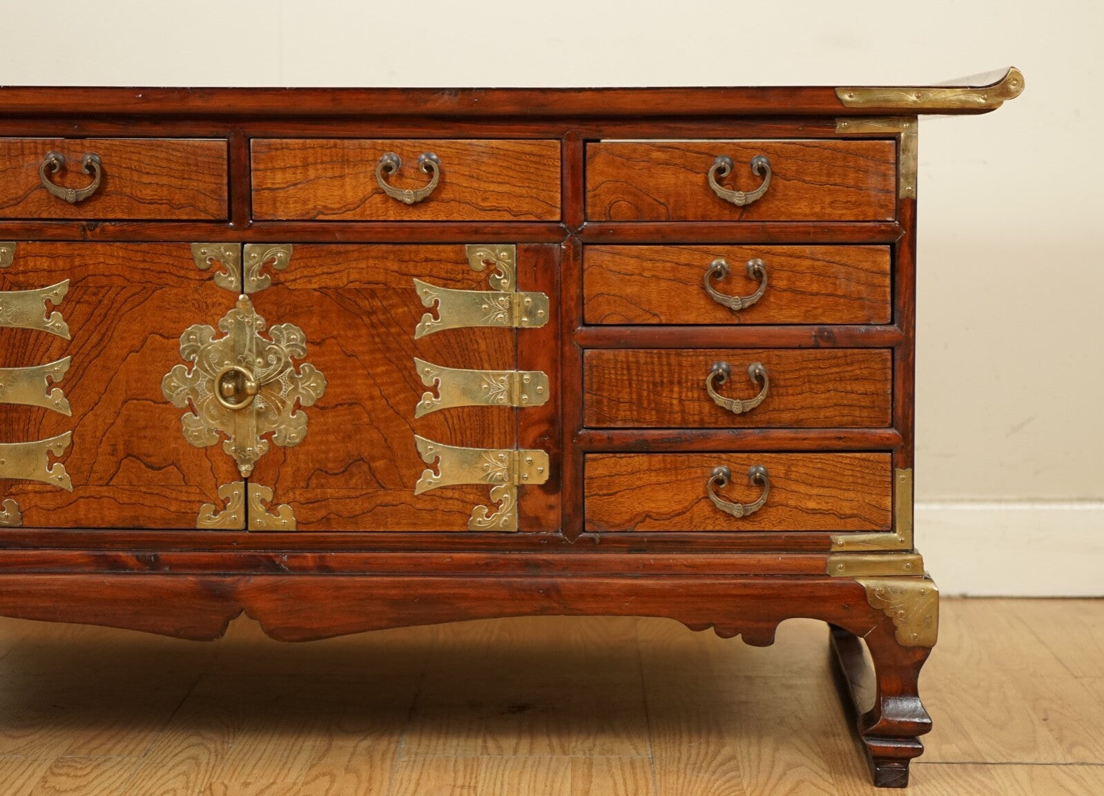 STUNNING LATE 19TH CENTRY KOREAN ELM COFFEE TABLE WITH LOTS OF DRAWERS