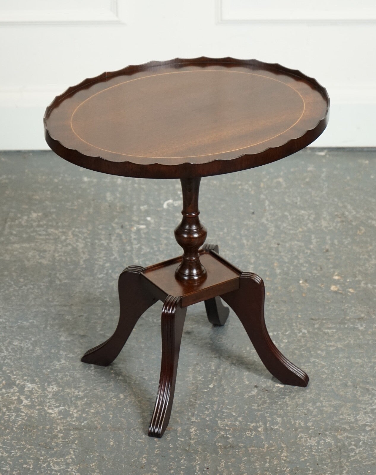 FLAMED HARDWOOD OVAL PIE CRUST SIDE END LAMP TABLE J1