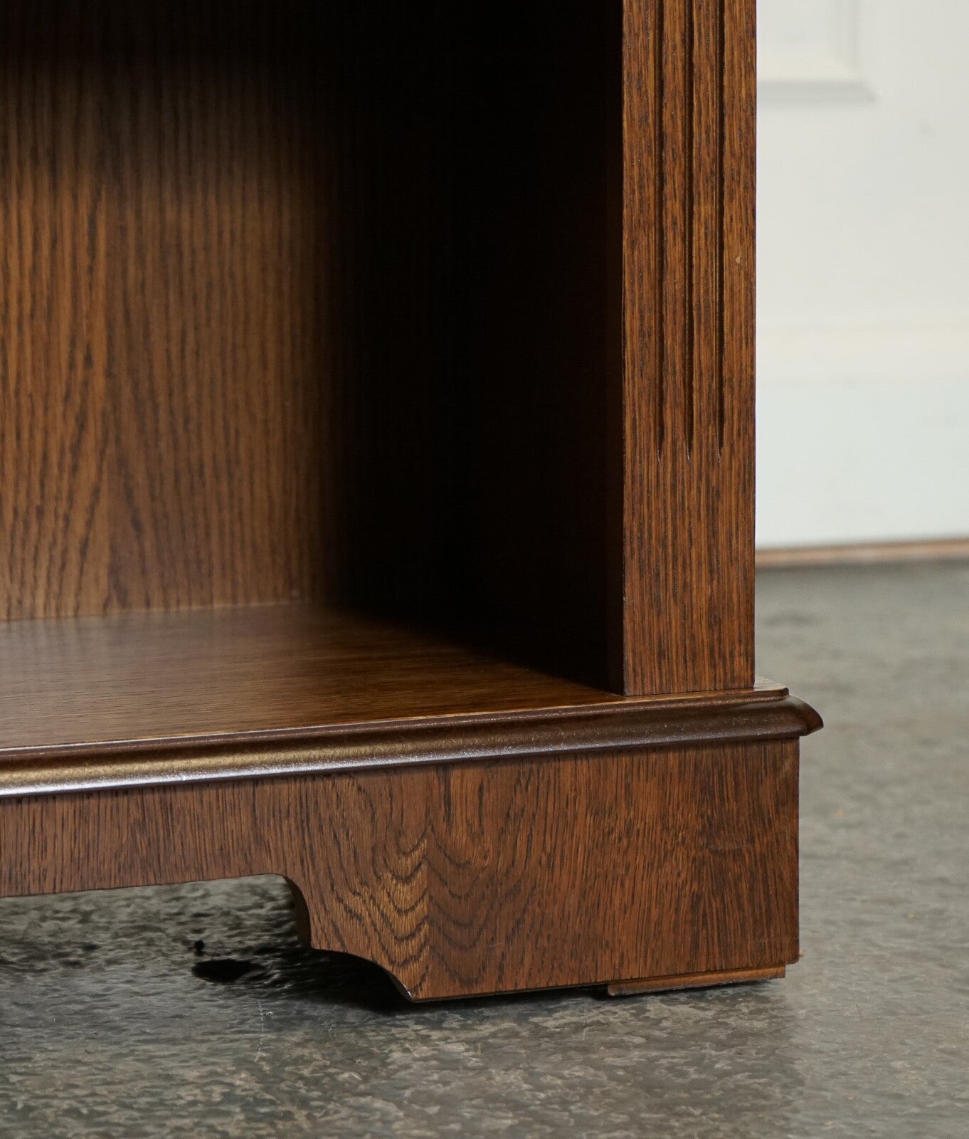VINTAGE OAK OPEN BOOKCASE ADJUSTABLE SHELVES BROWN LEATHER TOP PART OF SUITE