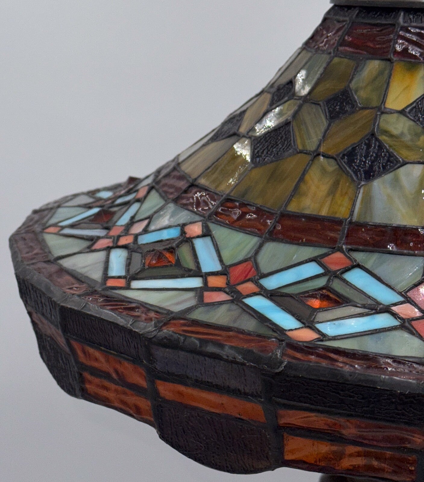 BEAUTIFUL VINTAGE TIFFANY STYLE STAINED GLASS GEOMETRY LAMP