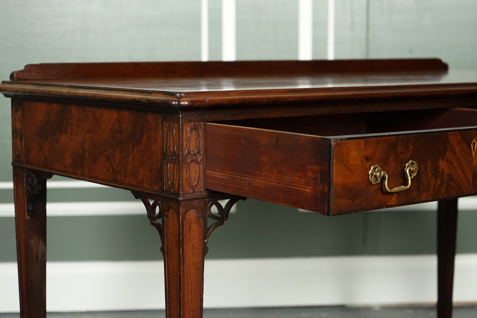 STUNNING CHIPPENDALE STYLE MAHOGANY CONSOLE HALLWAY TABLE WITH ORIGINAL HANDLES