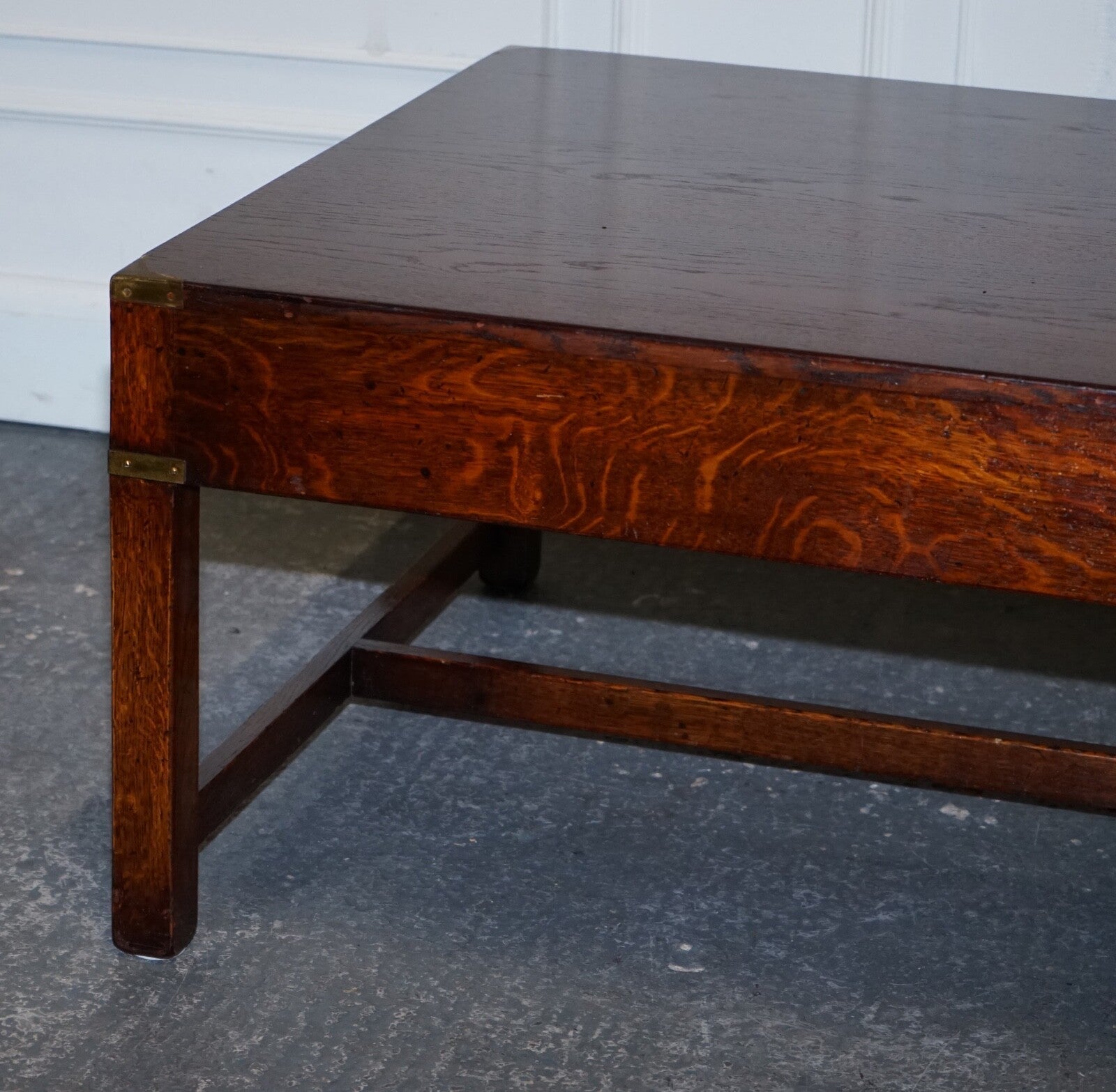 STUNNING MILITARY CAMPAIGN REH KENNEDY COFFEE TABLE WITH THREE DEEP DRAWERS
