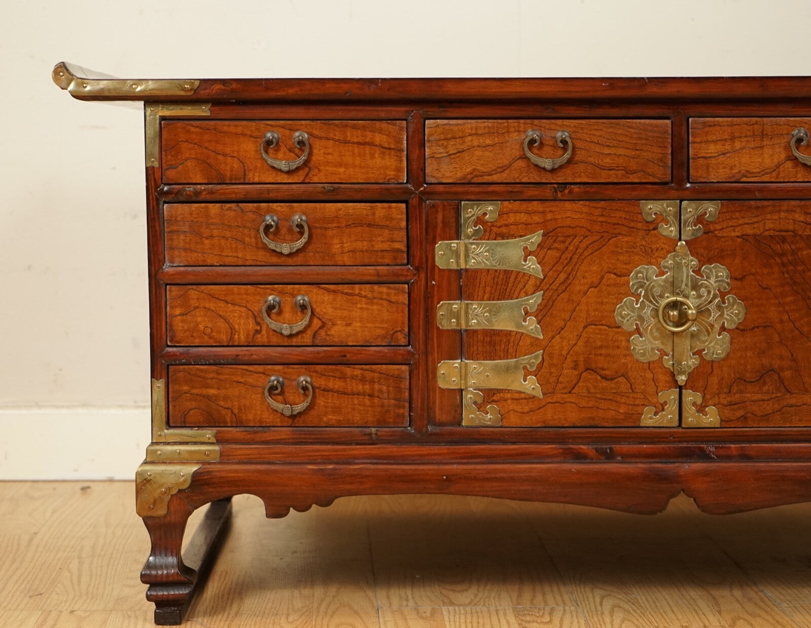 STUNNING LATE 19TH CENTRY KOREAN ELM COFFEE TABLE WITH LOTS OF DRAWERS