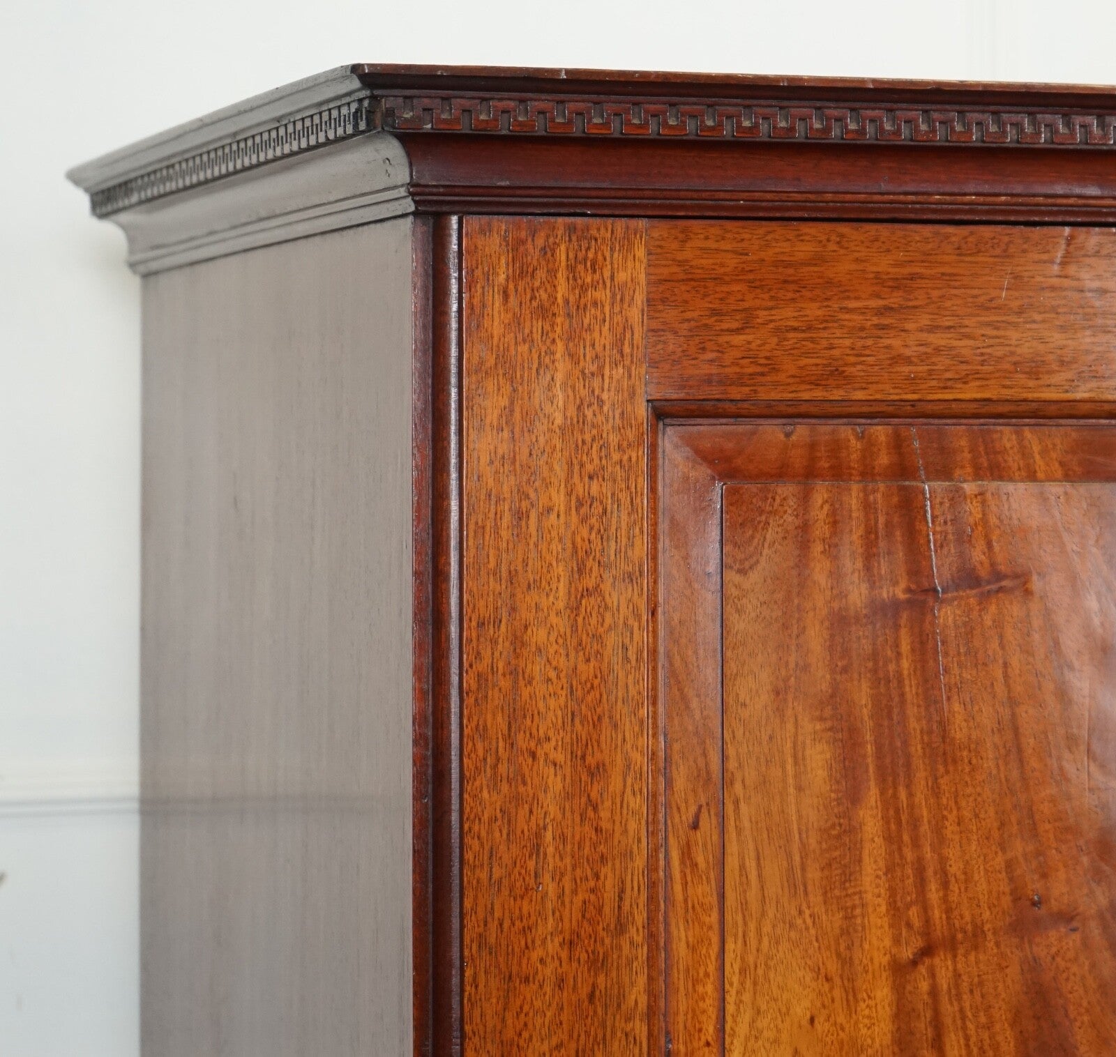1800 ANTIQUE ENGLISH GEORGIAN FLAMED HARDWOOD LINEN PRESS WARDROBE ARMOIRE J1