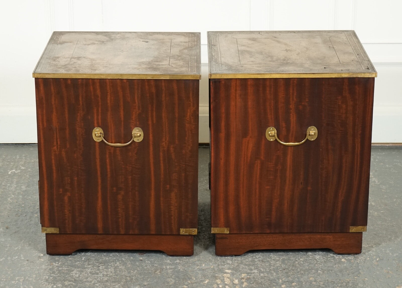 VINTAGE PAIR OF MILITARY CAMPAIGN BEDSIDE TABLES NIGHTSTANDS BROWN LEATHER TOPJ1