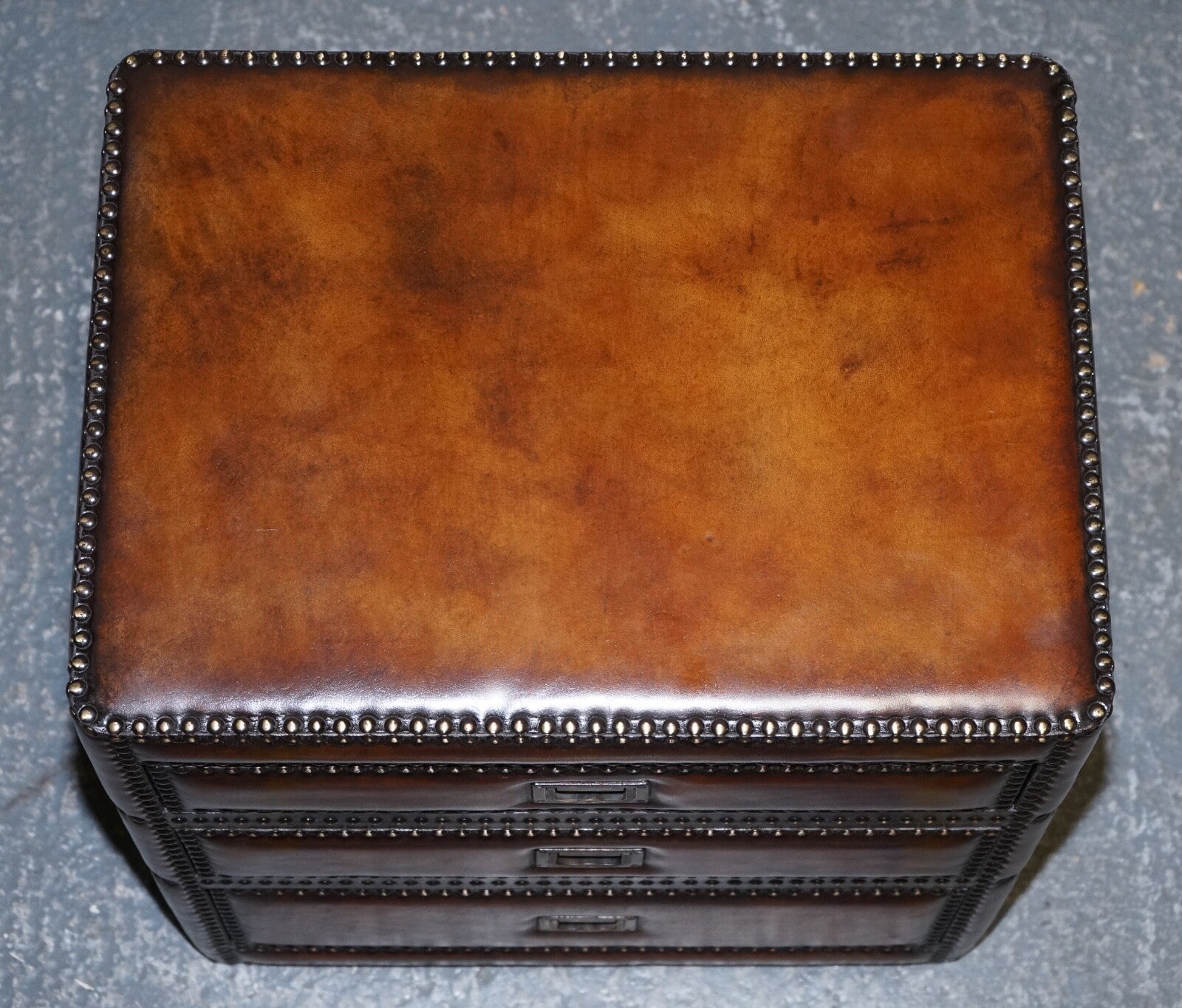 LUXURY PAIR OF RESTORED HAND DYED LEATHER MILITARY CAMPAIGN BEDSIDE NIGHTSTANDS