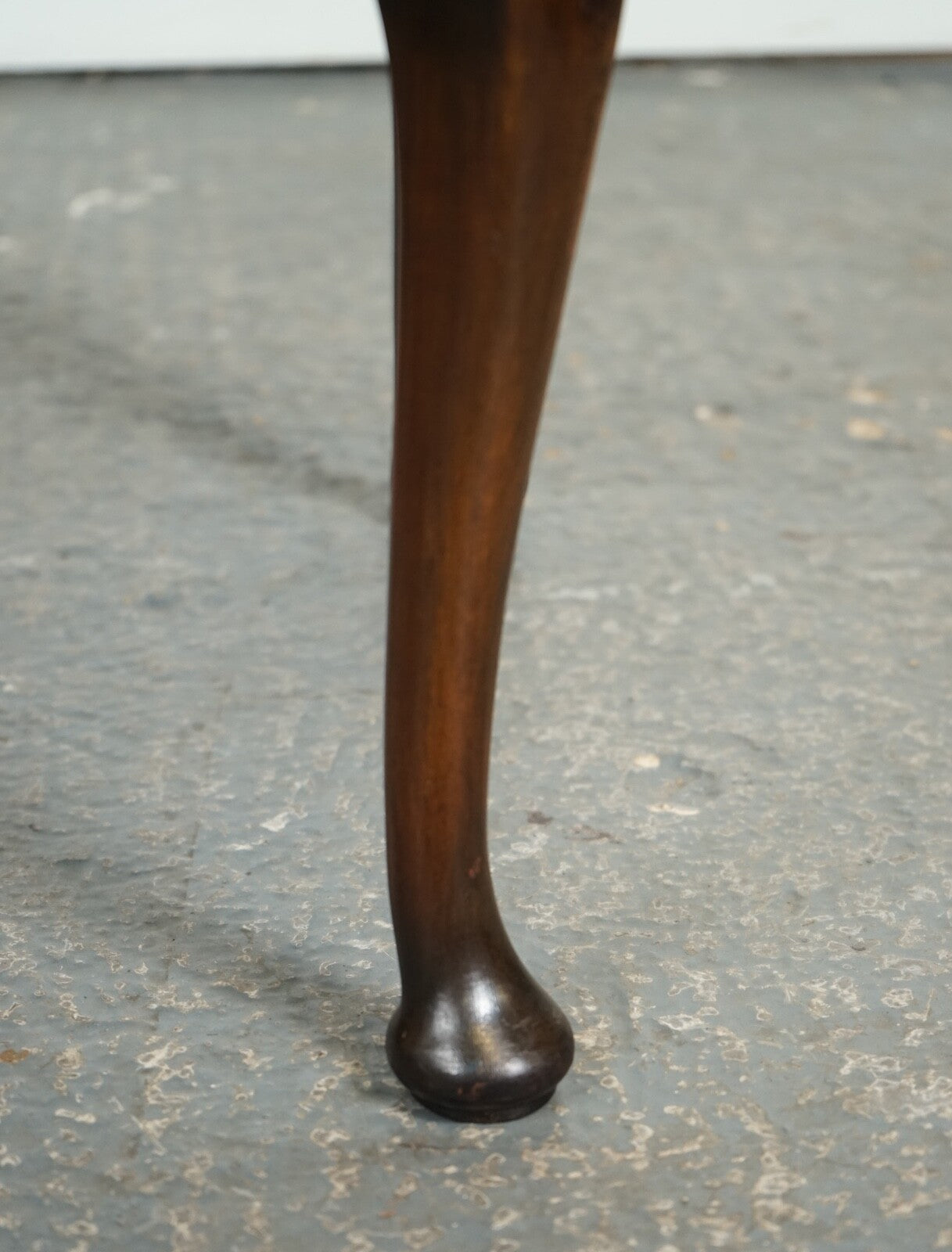 LOVELY SMALL PIE CRUST SHAPED EDGES HARDWOOD SIDE TABLE J1