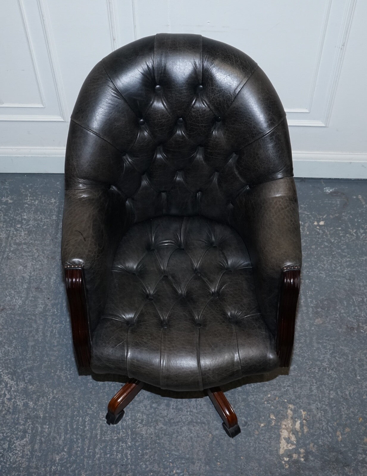 VINTAGE CHESTERFIELD DARK AGED GREY LEATHER DIRECTORS SWIFEL CAPTAINS CHAIR