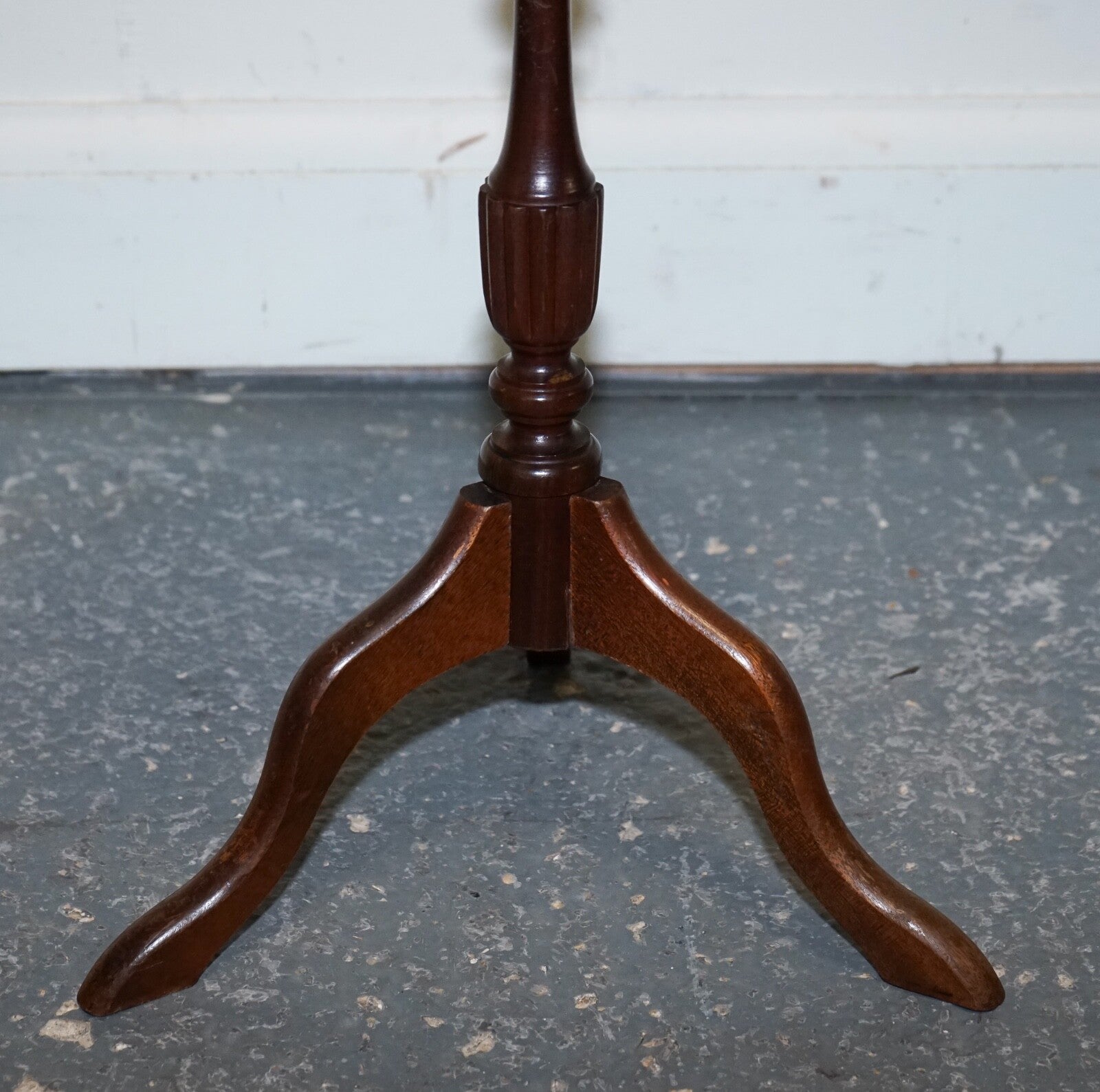 LOVELY VINTAGE BROWN GOLD LEATHER TOP PLANT WINE SIDE STAND ON TRIPOD FEET