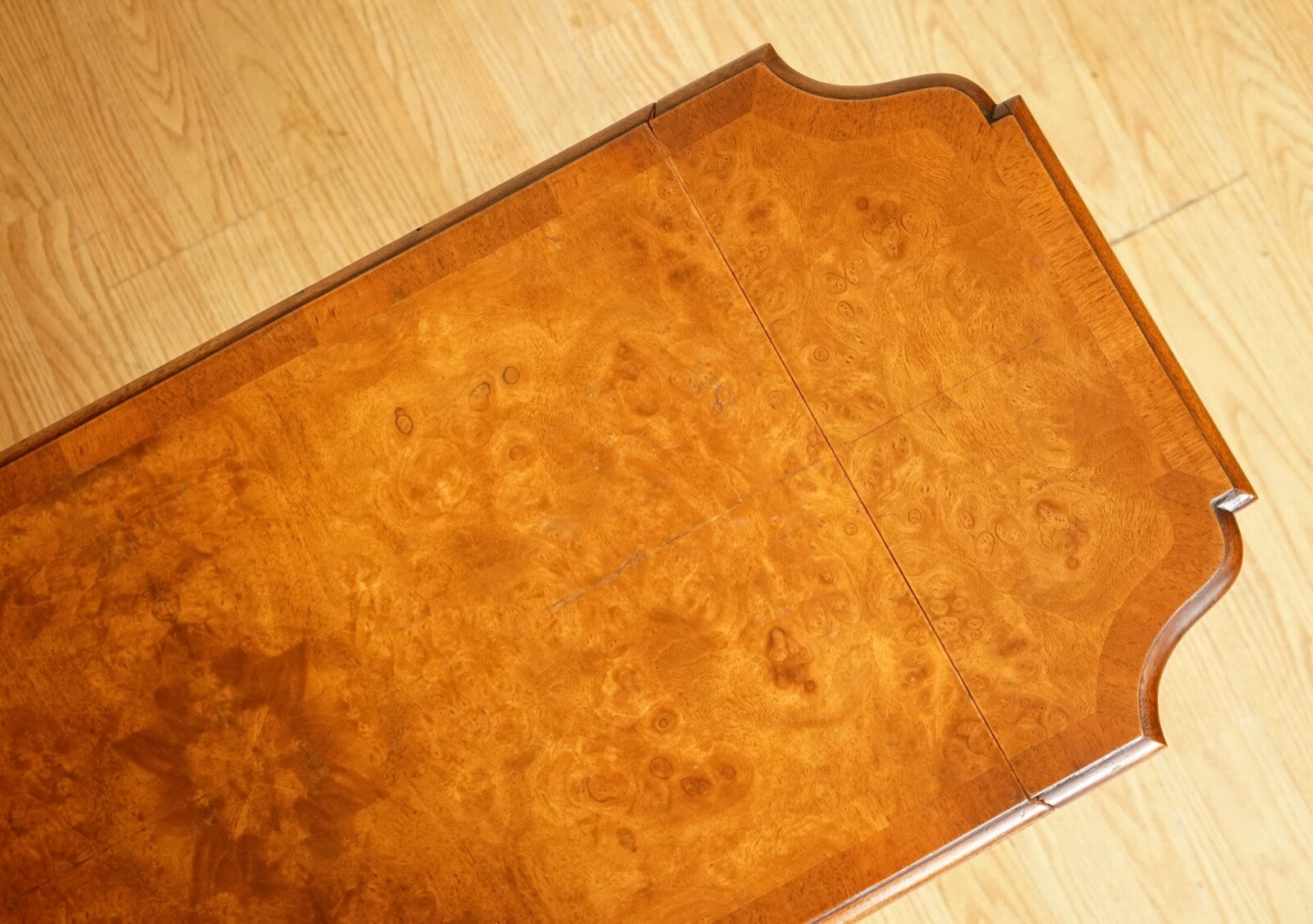 LOVELY BEVAN AND FUNNELL BURR WALNUT EXTENDING DROPLEAF SIDE END TABLE