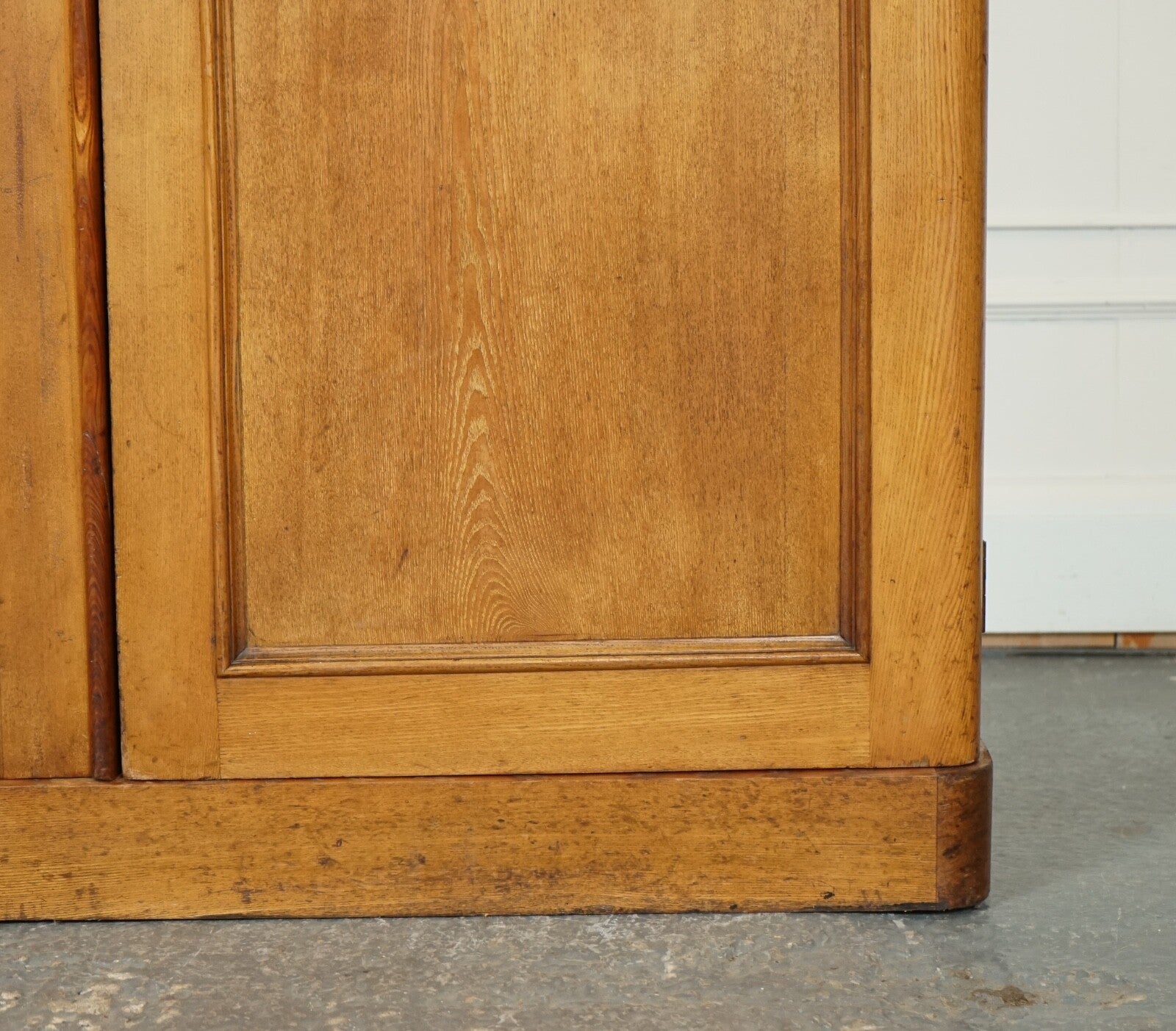 LATE ANTIQUE VICTORIAN OAK TRIPLE WARDROBE MADE BY MARSH JONES & CRIBB CIRCA1890