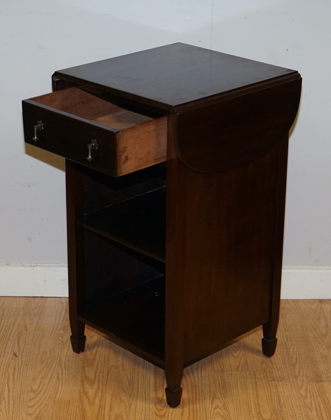 LOVELY VINTAGE MAHOGANY SIDE END HARDWOOD TABLE WITH DRAWER AND SHELFS