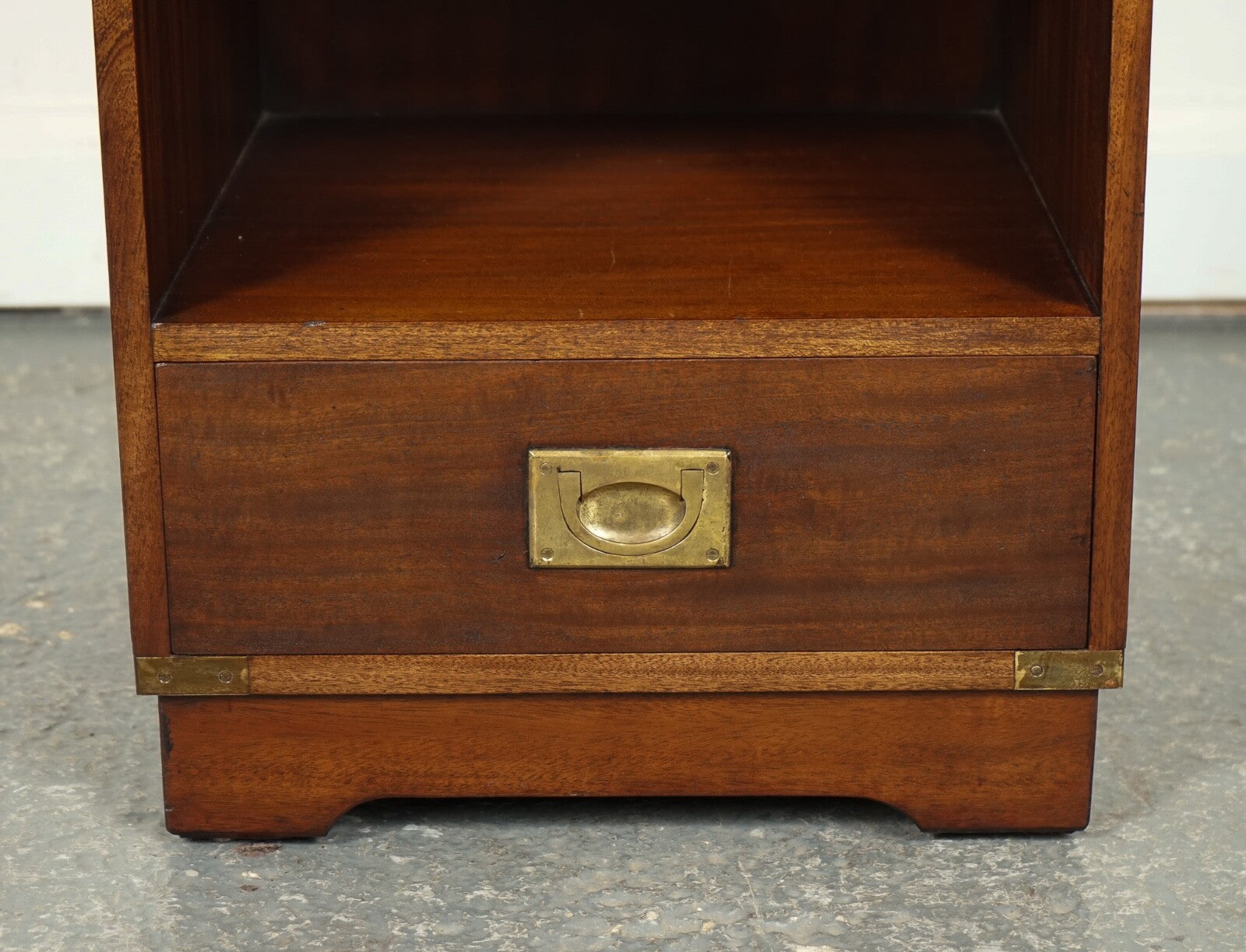 VINTAGE PAIR OF MILITARY CAMPAIGN BEDSIDE TABLES NIGHTSTANDS BROWN LEATHER TOPJ1