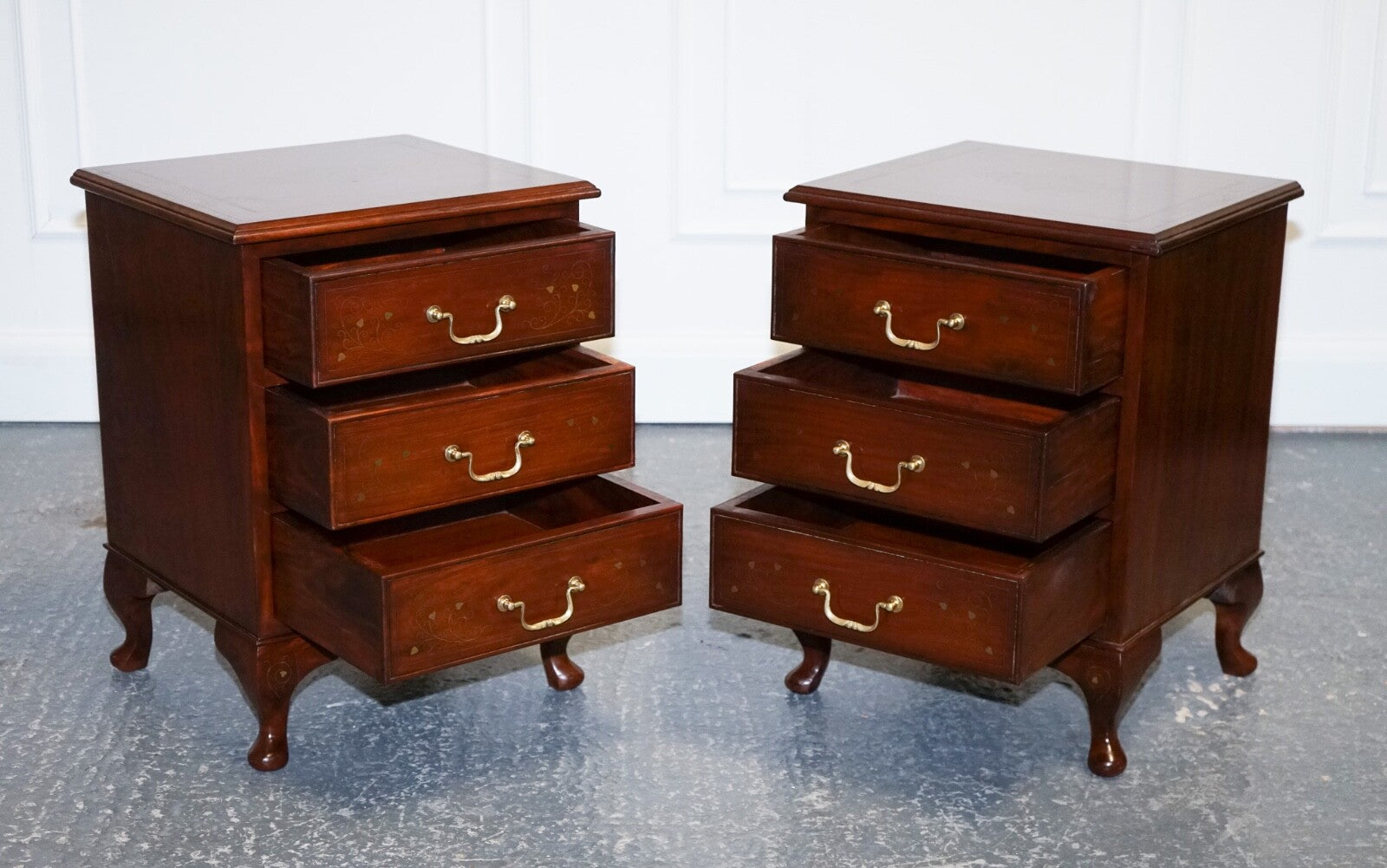 STUNNING PAIR OF BRASS INLIAD ANGLO INDIAN BEDSIDE TABLES NIGHTSTANDS