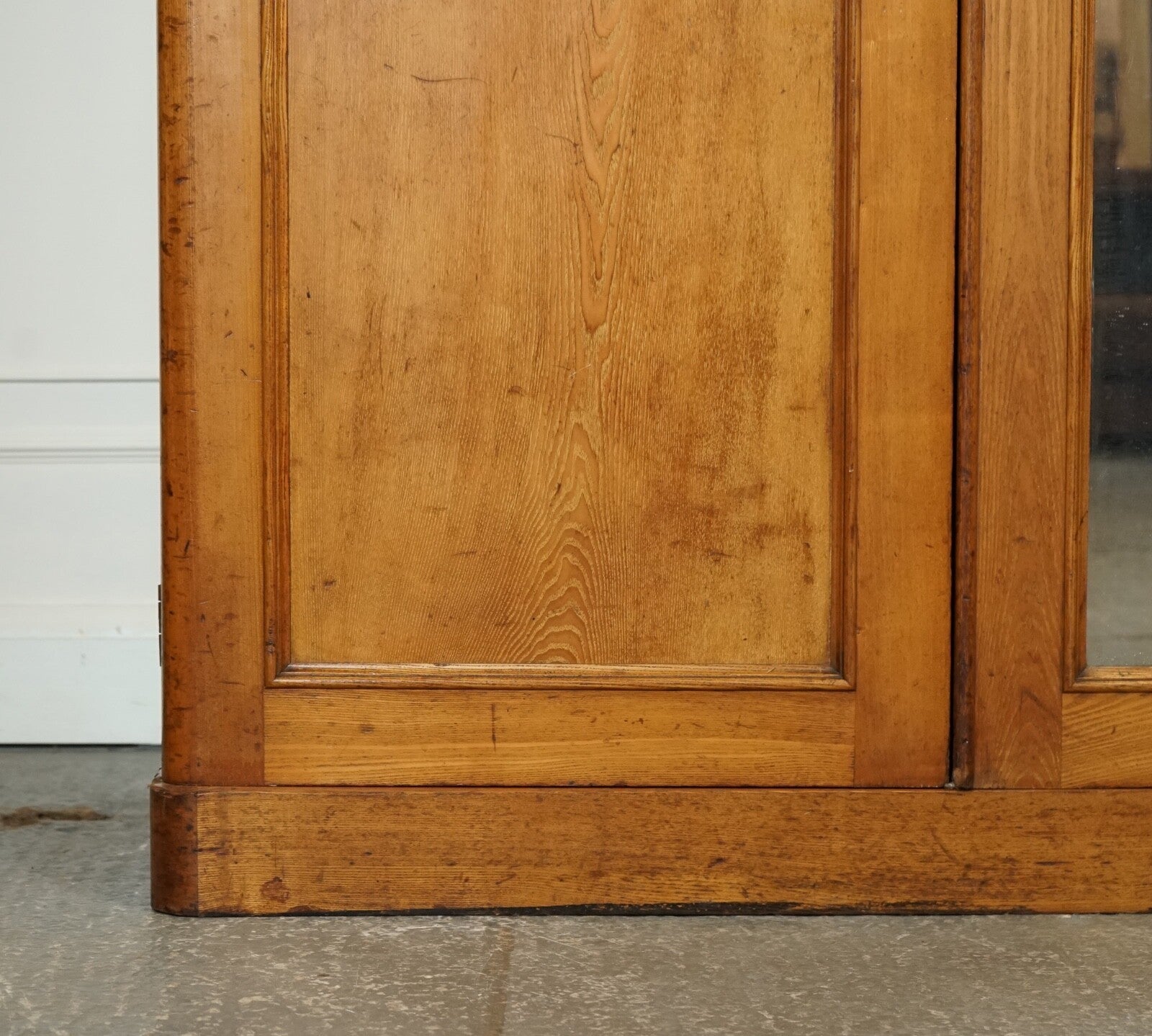 LATE ANTIQUE VICTORIAN OAK TRIPLE WARDROBE MADE BY MARSH JONES & CRIBB CIRCA1890