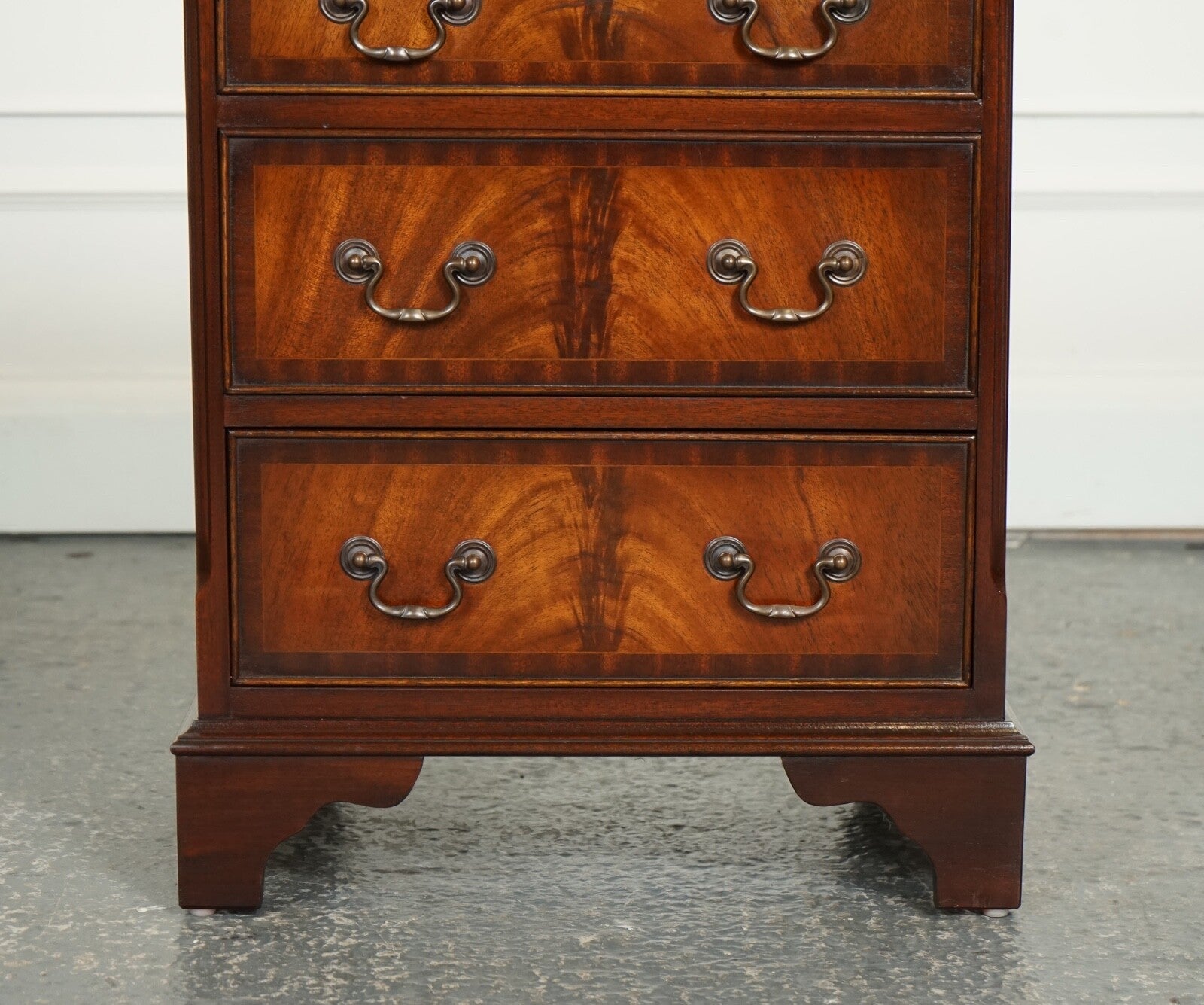 LOVELY GEORGIAN STYLE SMALL CHEST OF DRAWERS SIDE TABLE WITH BUTLER TRAY J1