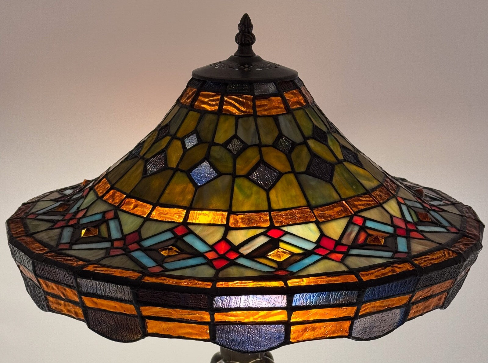 BEAUTIFUL VINTAGE TIFFANY STYLE STAINED GLASS GEOMETRY LAMP