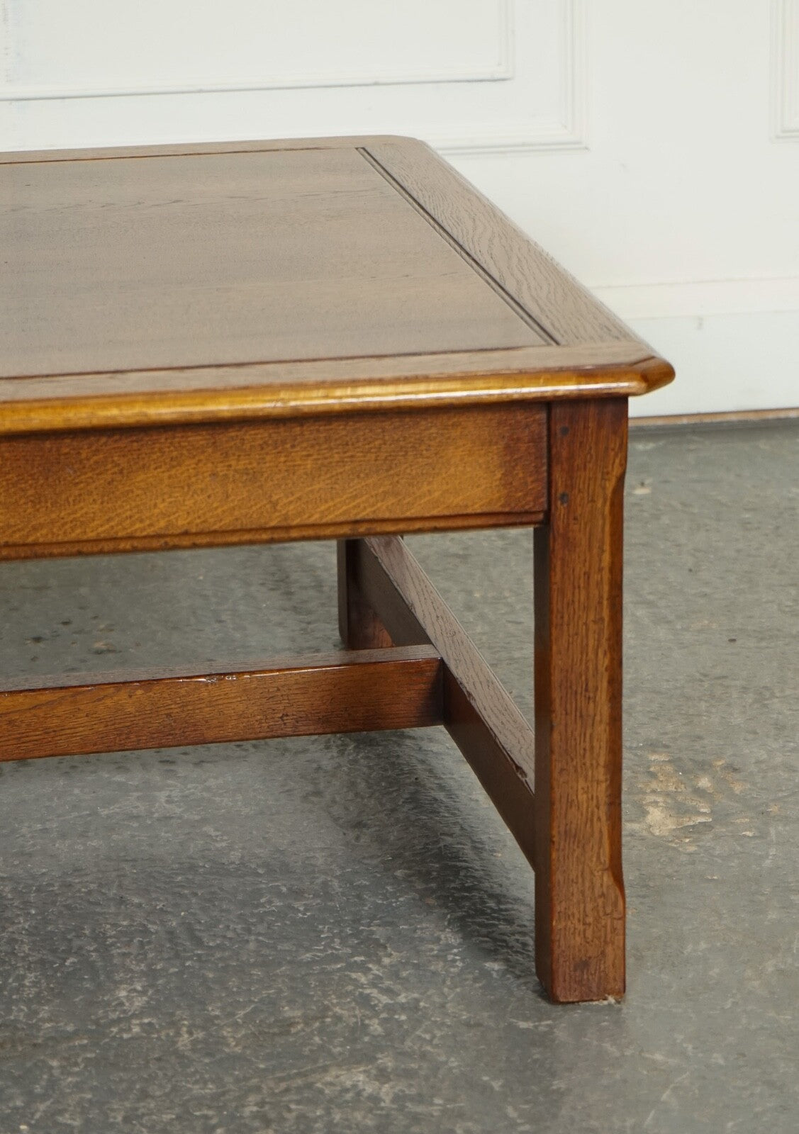 STUNNING LARGE OAK VINTAGE COFFEE TABLE WITH NICE GRAIN OAK TOP AND H FRAME