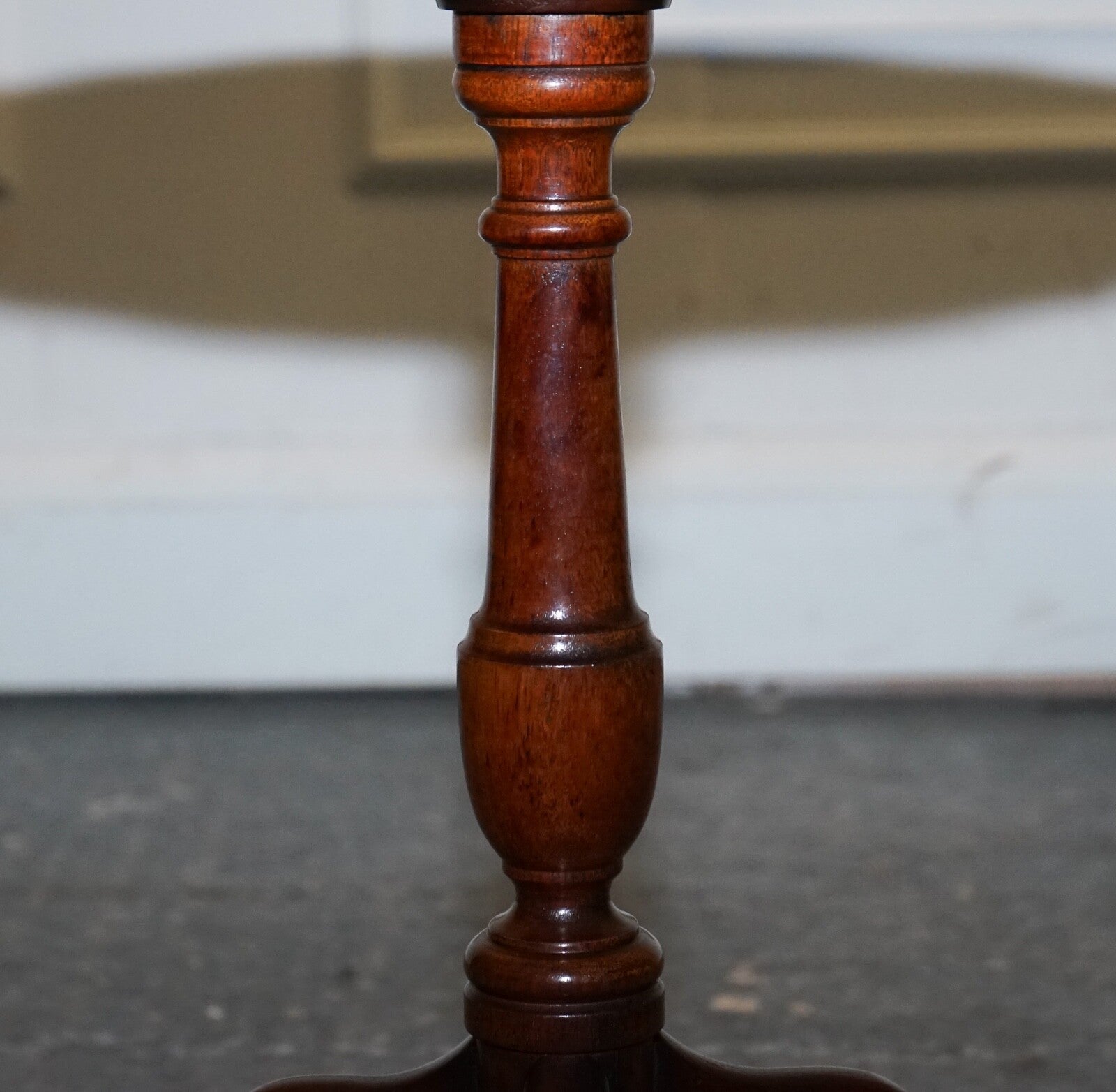 LOVELY VINTAGE WALNUT PIE CRUST LAMP WINE OCCASIONAL TABLE BY CHARLES BARR