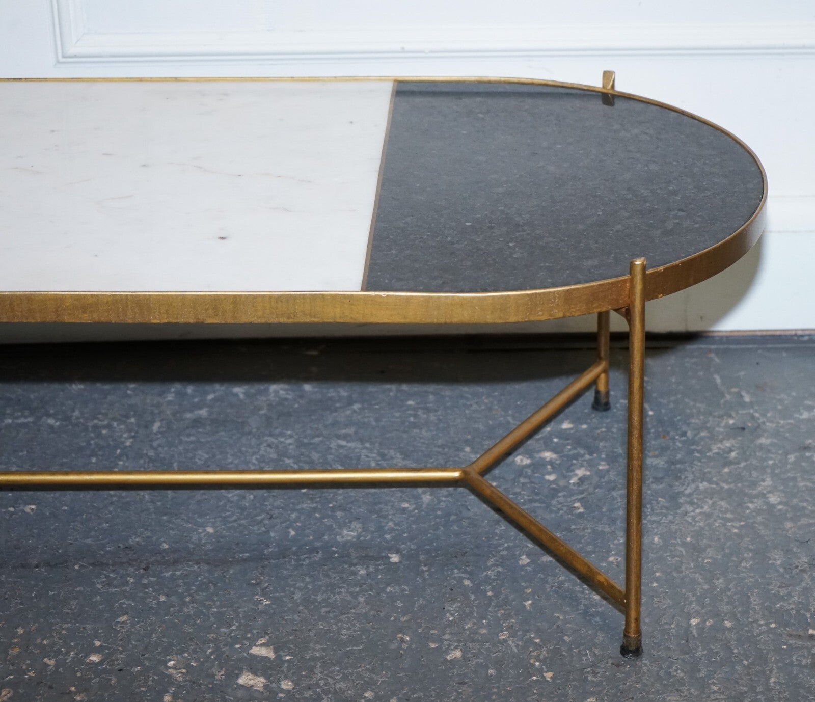 CONTEMPORARY ITALIAN TWO TONE MARBLE & LIMESTONE COFFEE TABLE ON METAL GOLD LEGS