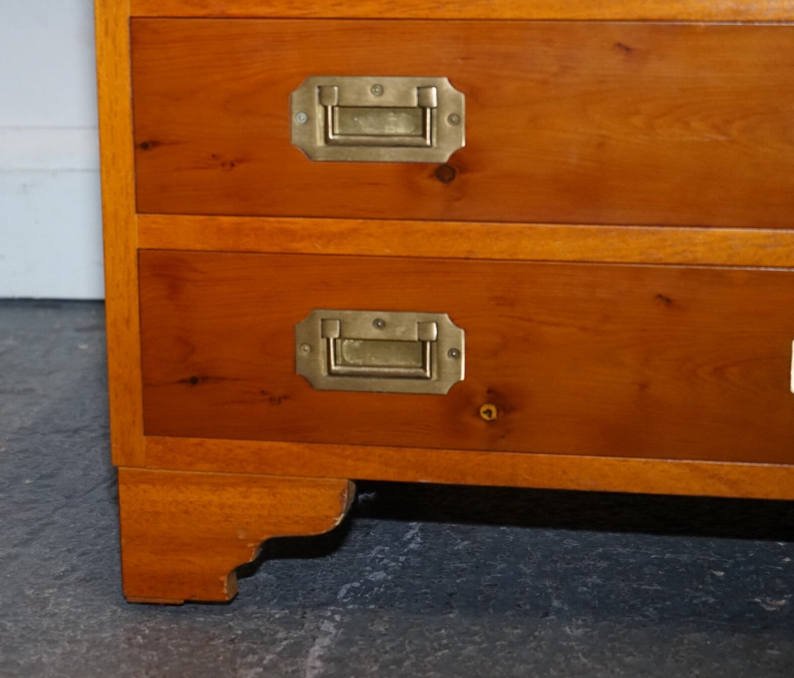 PAIR OF VINTAGE MILITARY CAMPAIGN YEW WOOD CHEST OF DRAWERS END TABLES