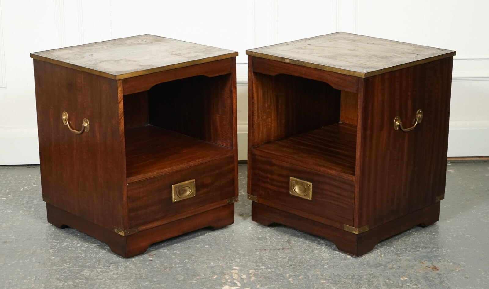 VINTAGE PAIR OF MILITARY CAMPAIGN BEDSIDE TABLES NIGHTSTANDS BROWN LEATHER TOPJ1