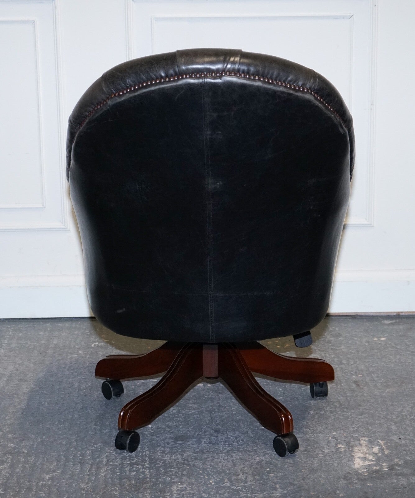 VINTAGE CHESTERFIELD DARK AGED GREY LEATHER DIRECTORS SWIFEL CAPTAINS CHAIR