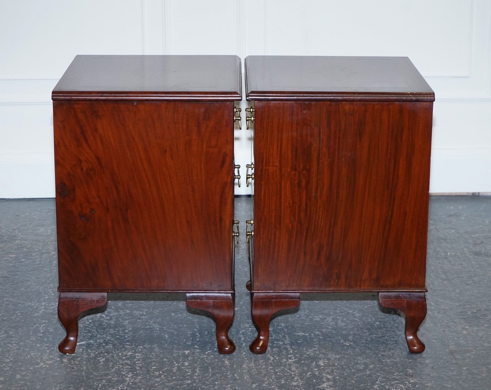 STUNNING PAIR OF BRASS INLIAD ANGLO INDIAN BEDSIDE TABLES NIGHTSTANDS