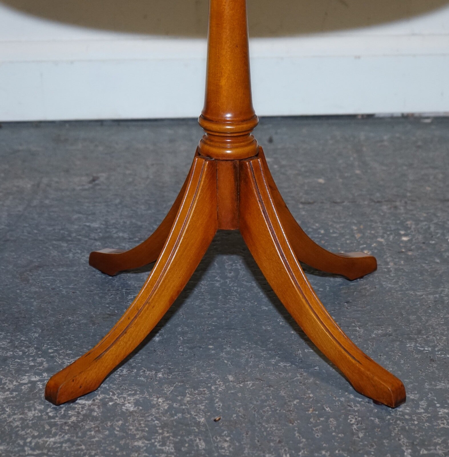 VINTAGE YEW WOOD CIRCULAR DRUM END SiDE LAMP TABLE