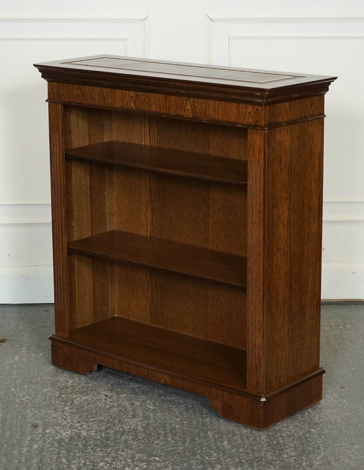 VINTAGE OAK OPEN BOOKCASE ADJUSTABLE SHELVES BROWN LEATHER TOP PART OF SUITE