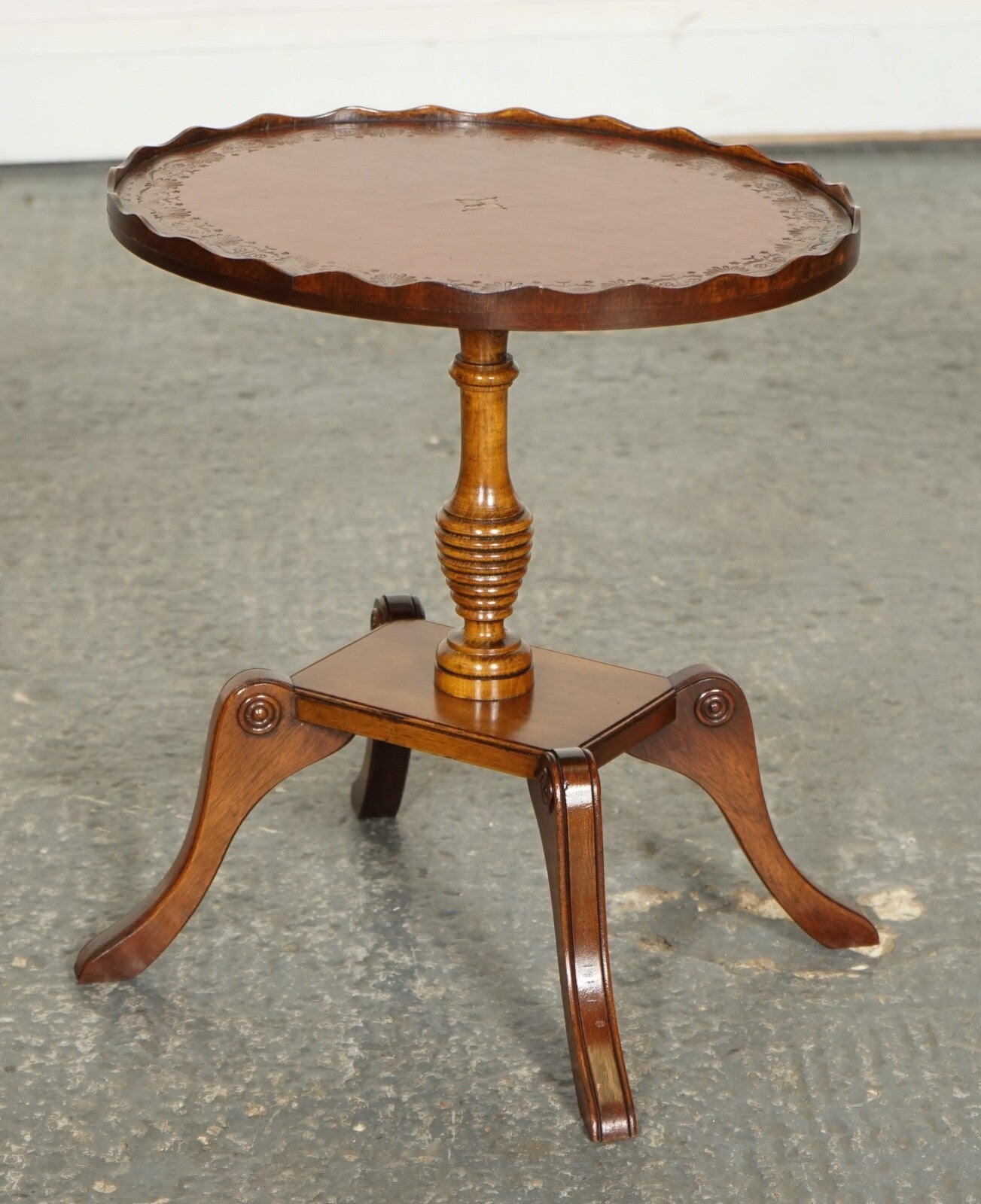 VINTAGE YEW WOOD BURGUNDY LEATHER TOP SIDE END LAMP WINE TABLE WITH PIE CRUST