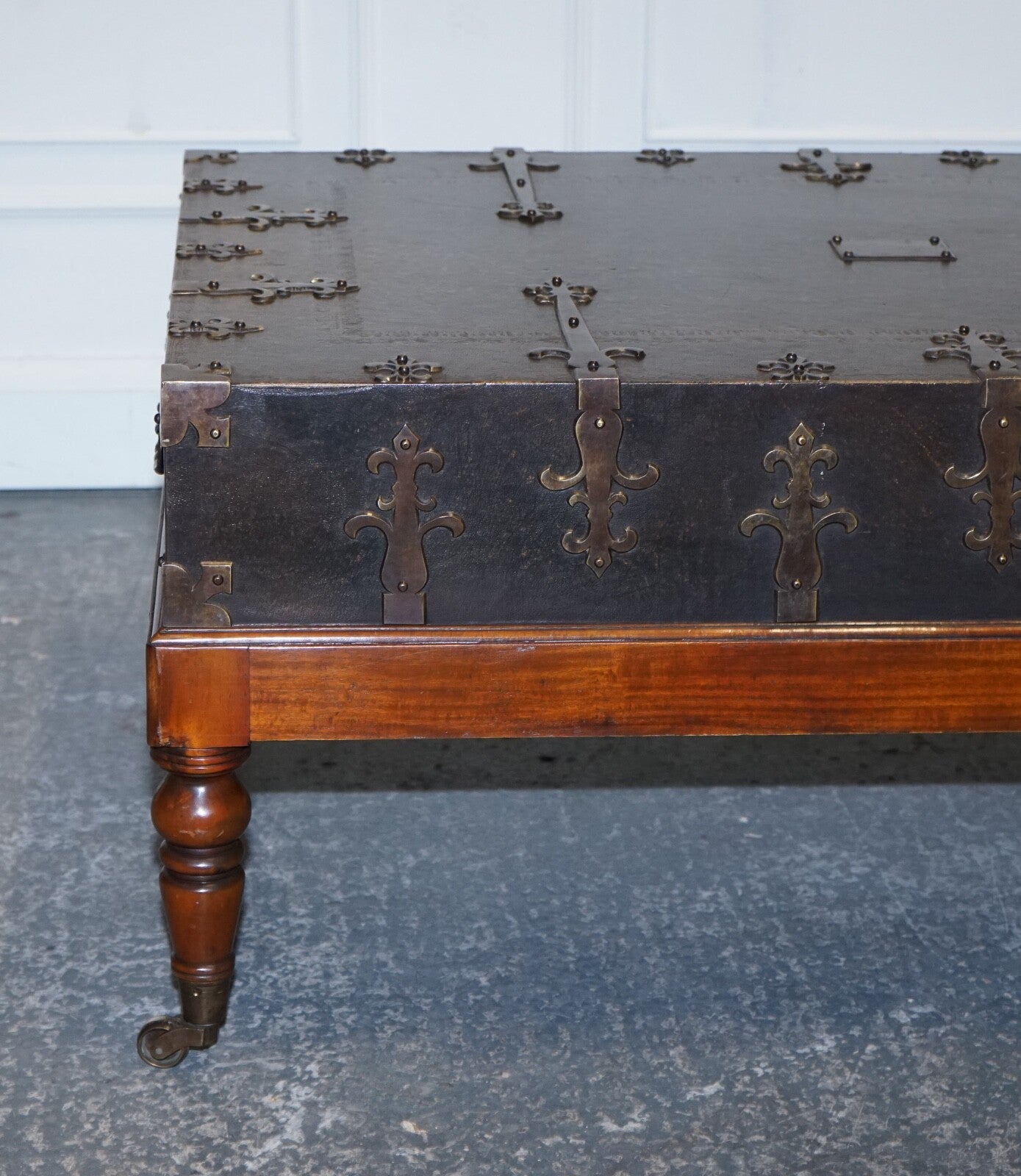 THEODORE ALEXANDER EXQUISITE LARGE COFFEE TABLE DRAWERS ON BOTH SIDES