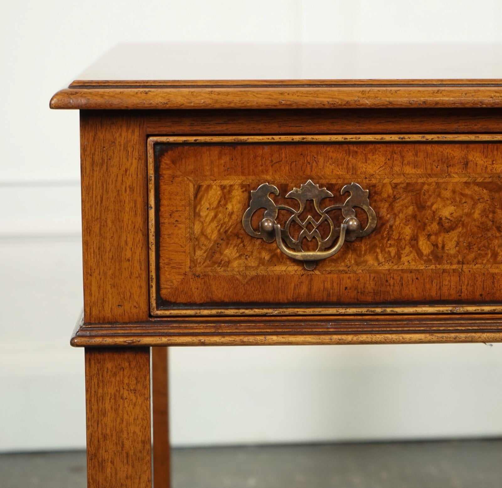 PAIR BURR WALNUT BEDSIDE NIGHTSTANDS END SIDE LAMP TABLES BRIGHTS OF NETTLEBED