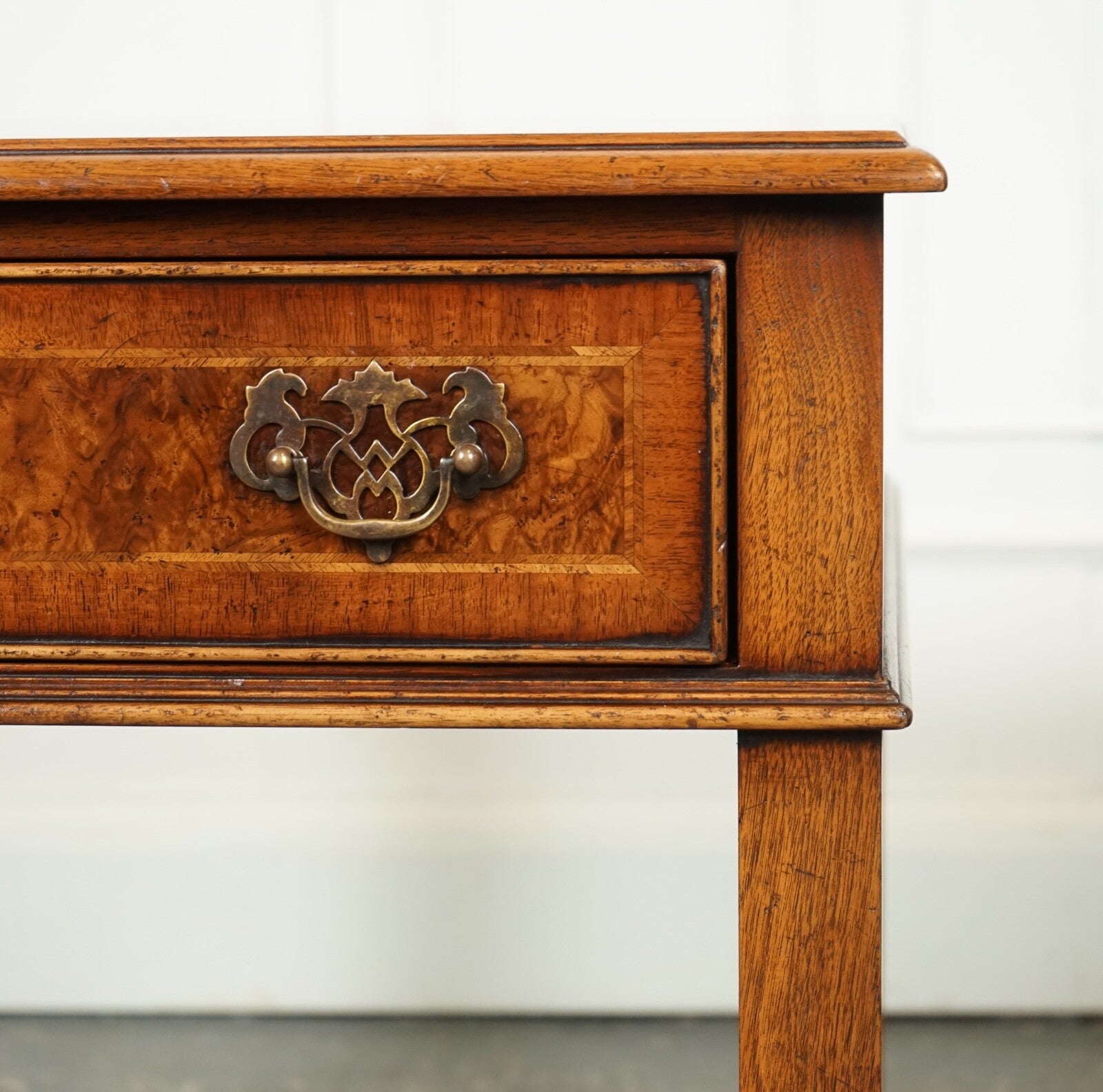 PAIR BURR WALNUT BEDSIDE NIGHTSTANDS END SIDE LAMP TABLES BRIGHTS OF NETTLEBED