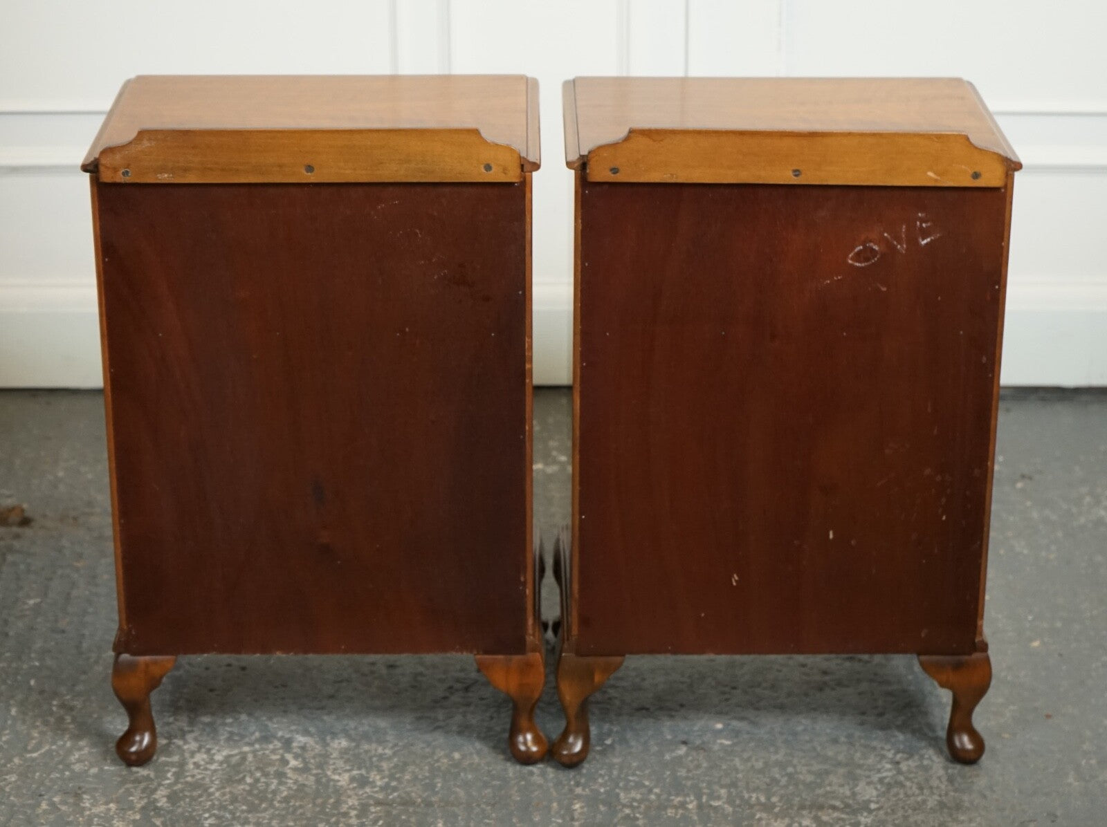 PAIR ART WALNUT DECO BEDSIDE NIGHTSTANDS WITH CUPBOARD QUEEN ANNE LEGS J1