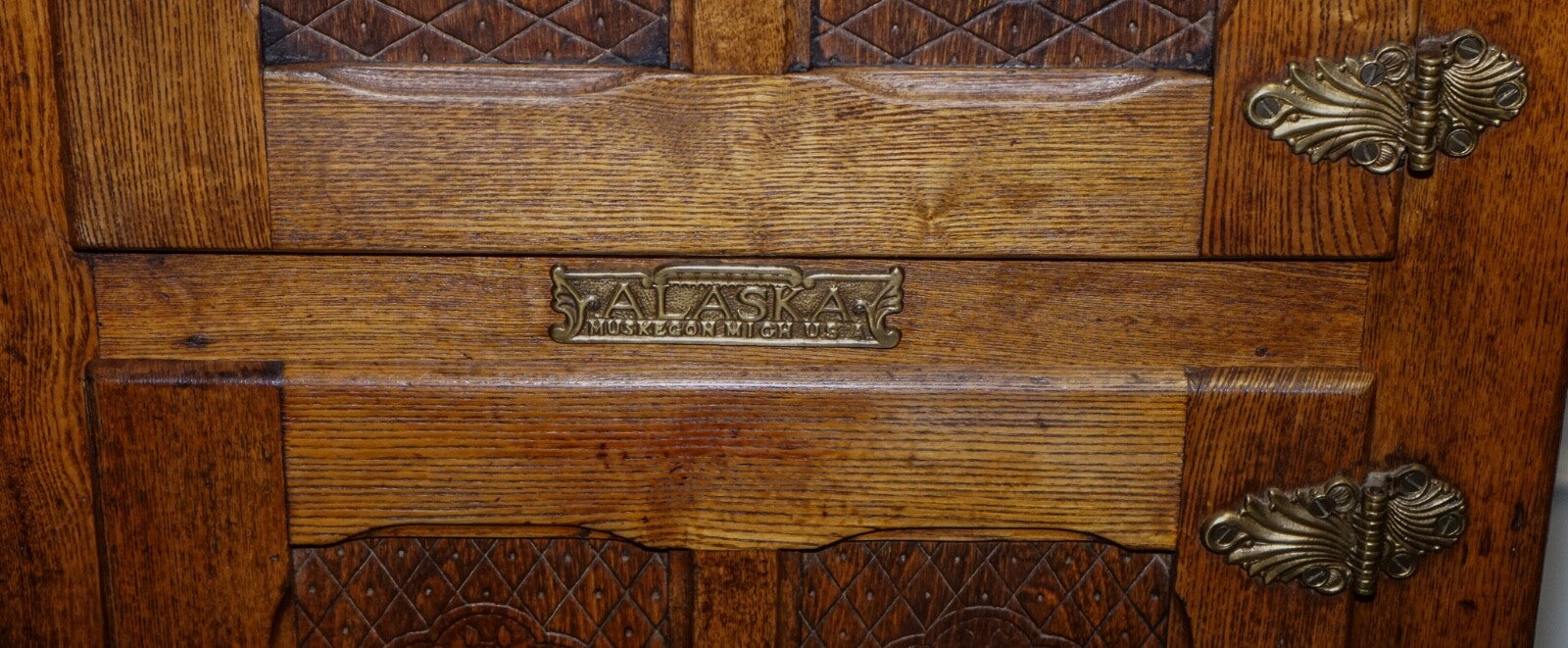 CIRCA 1900'S LARGE NORTH AMERICAN ALASKA MUSKEGON OAK LARDER ICE BOX COLLECTABLE