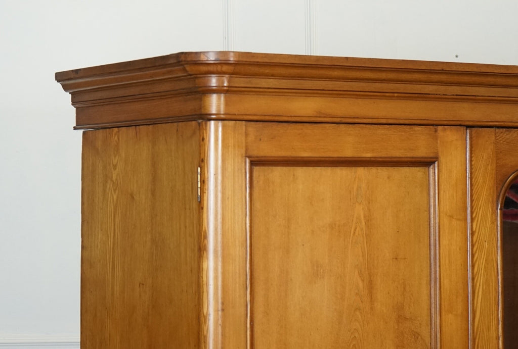 LATE ANTIQUE VICTORIAN OAK TRIPLE WARDROBE MADE BY MARSH JONES & CRIBB CIRCA1890