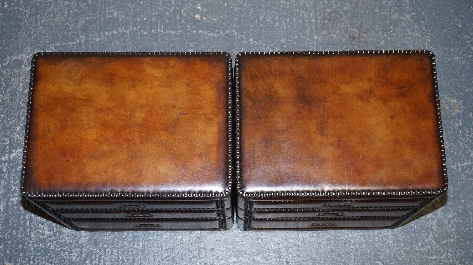 LUXURY PAIR OF RESTORED HAND DYED LEATHER MILITARY CAMPAIGN BEDSIDE NIGHTSTANDS