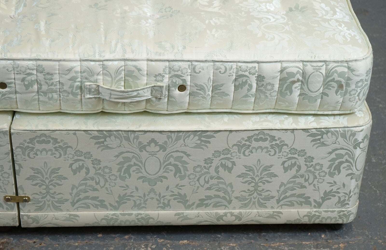 STAPLES & CO DOUBLE DIVAN & MATTRESS BED