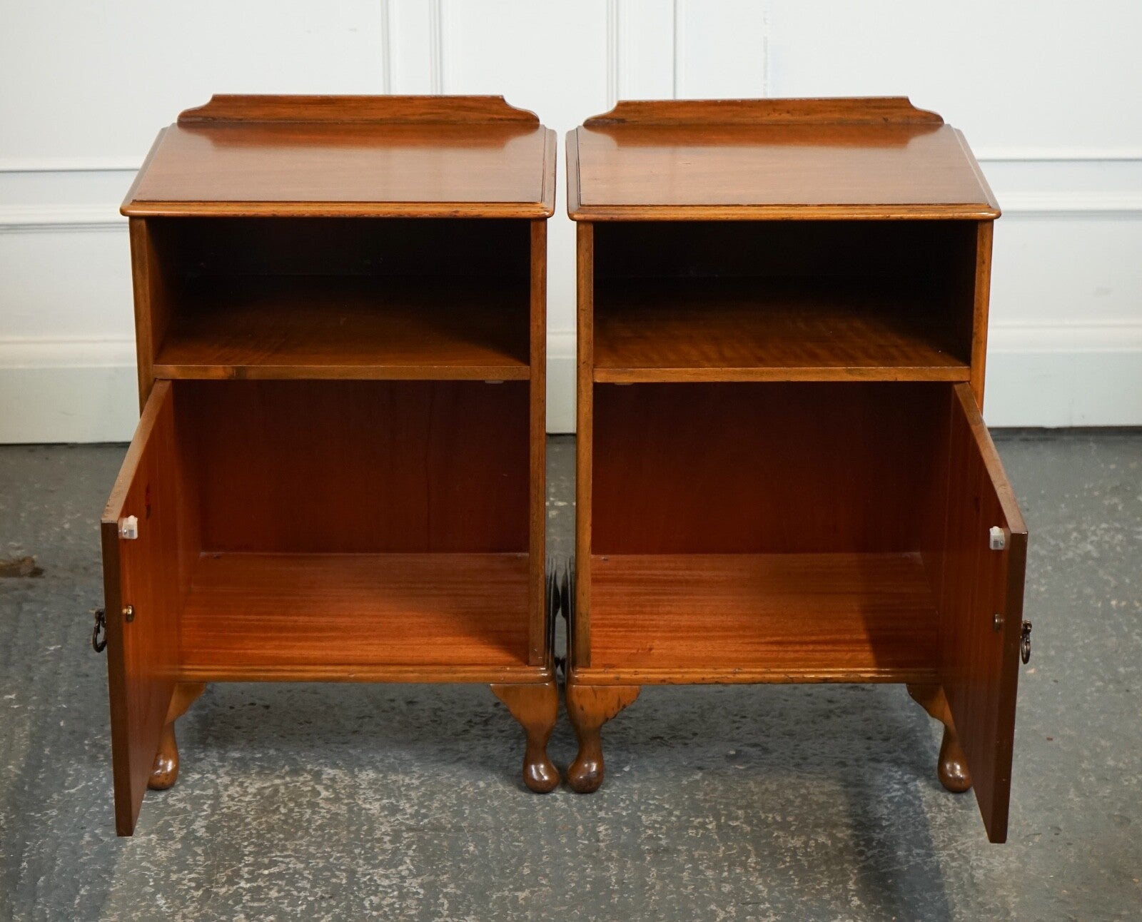 PAIR ART WALNUT DECO BEDSIDE NIGHTSTANDS WITH CUPBOARD QUEEN ANNE LEGS J1