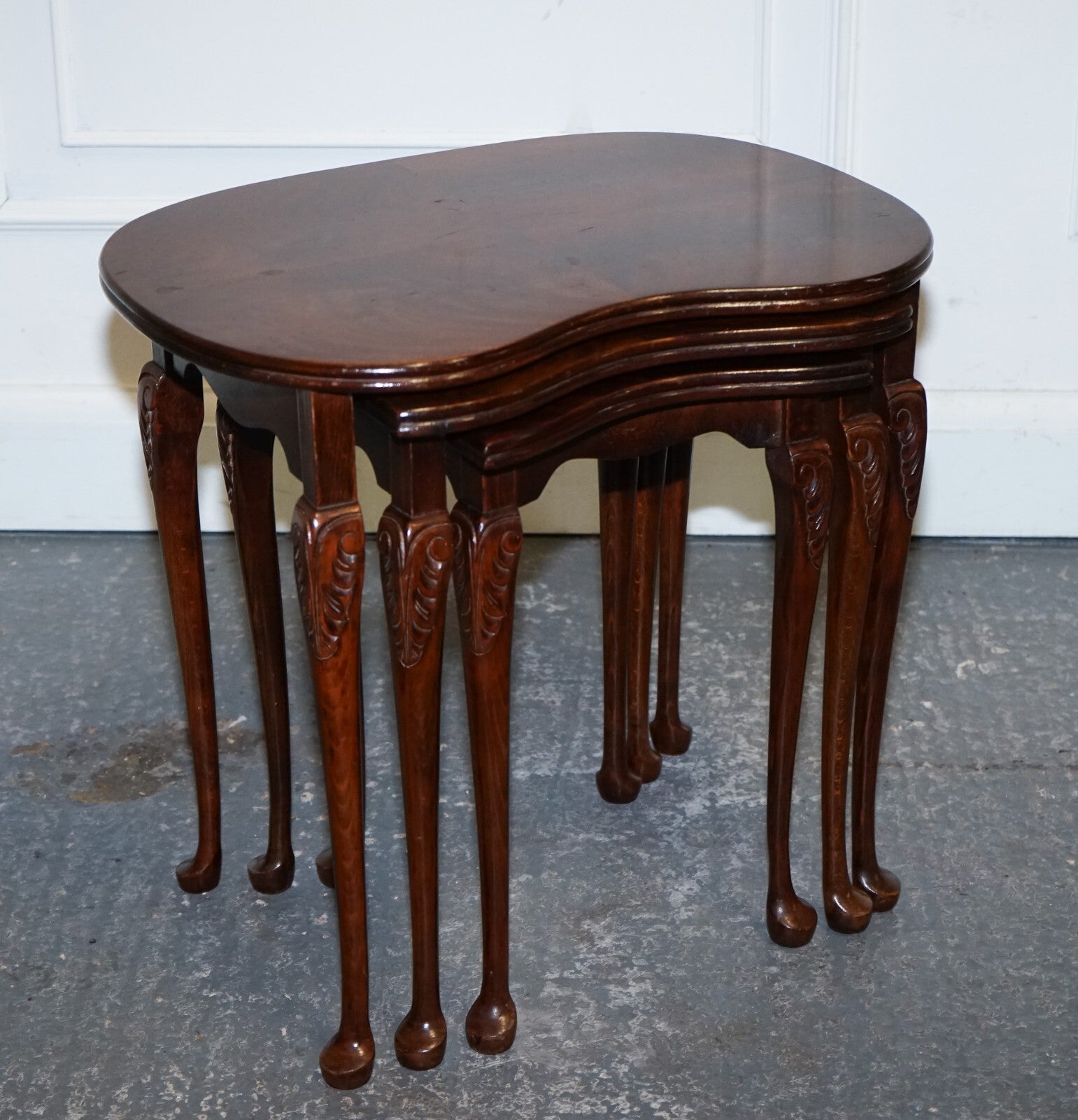 VINTAGE KIDNEY SHAPE FLAMED MAHOGANY NEST OF THREE TABLES QUEEN ANNE LEGS